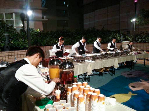 侍應服務員：最少兩位起，每位$1000；(由到達set場至離場計四小時)(L2) (另需收取回程運費) (set場時間約需90分鐘)