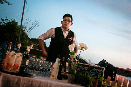 侍應服務員：最少兩位起，每位$1000；(由到達set場至離場計四小時)(L2) (另需收取回程運費) (set場時間約需90分鐘)