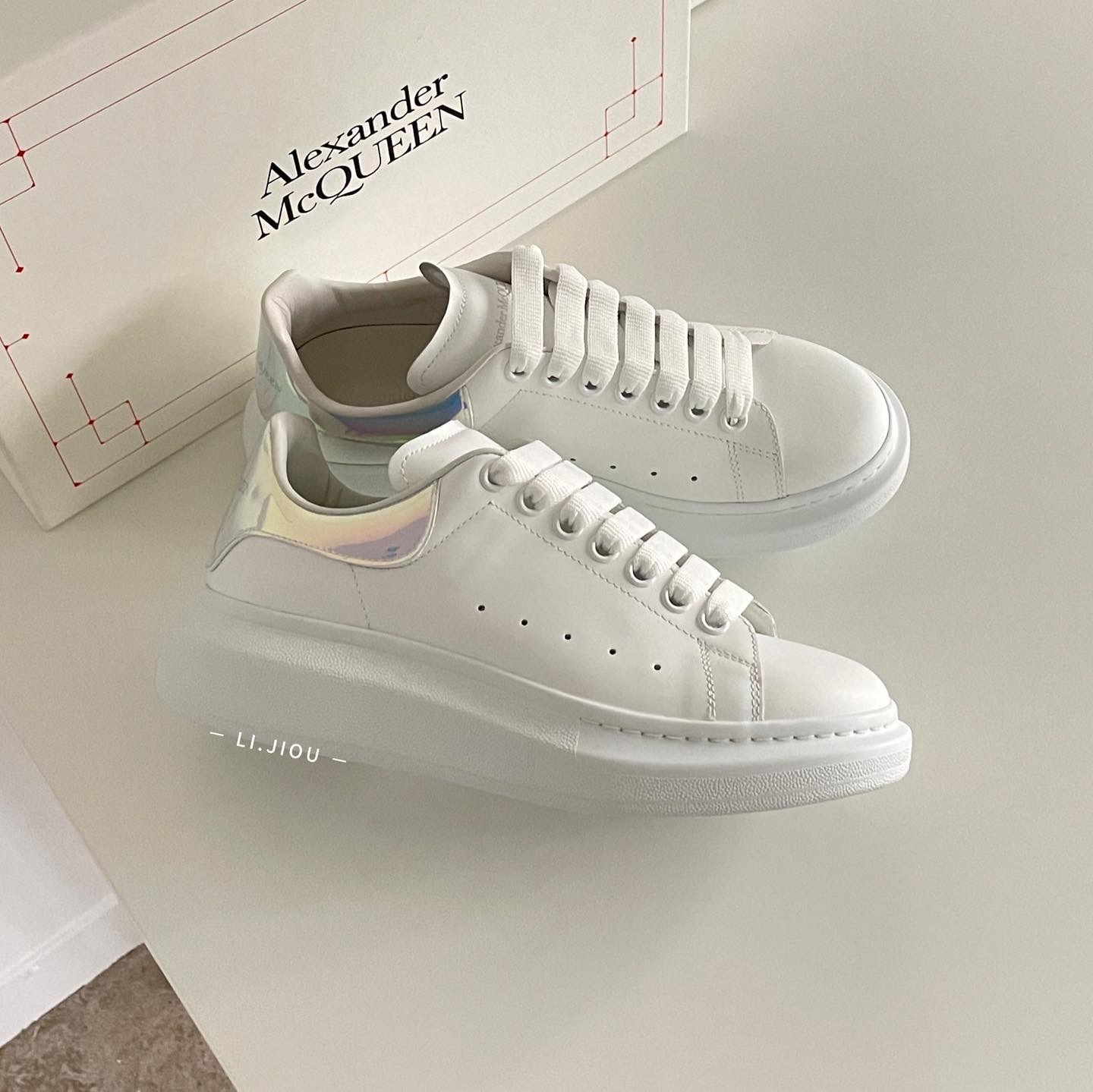 Alexander McQueen 小白鞋 炫彩鐳射尾