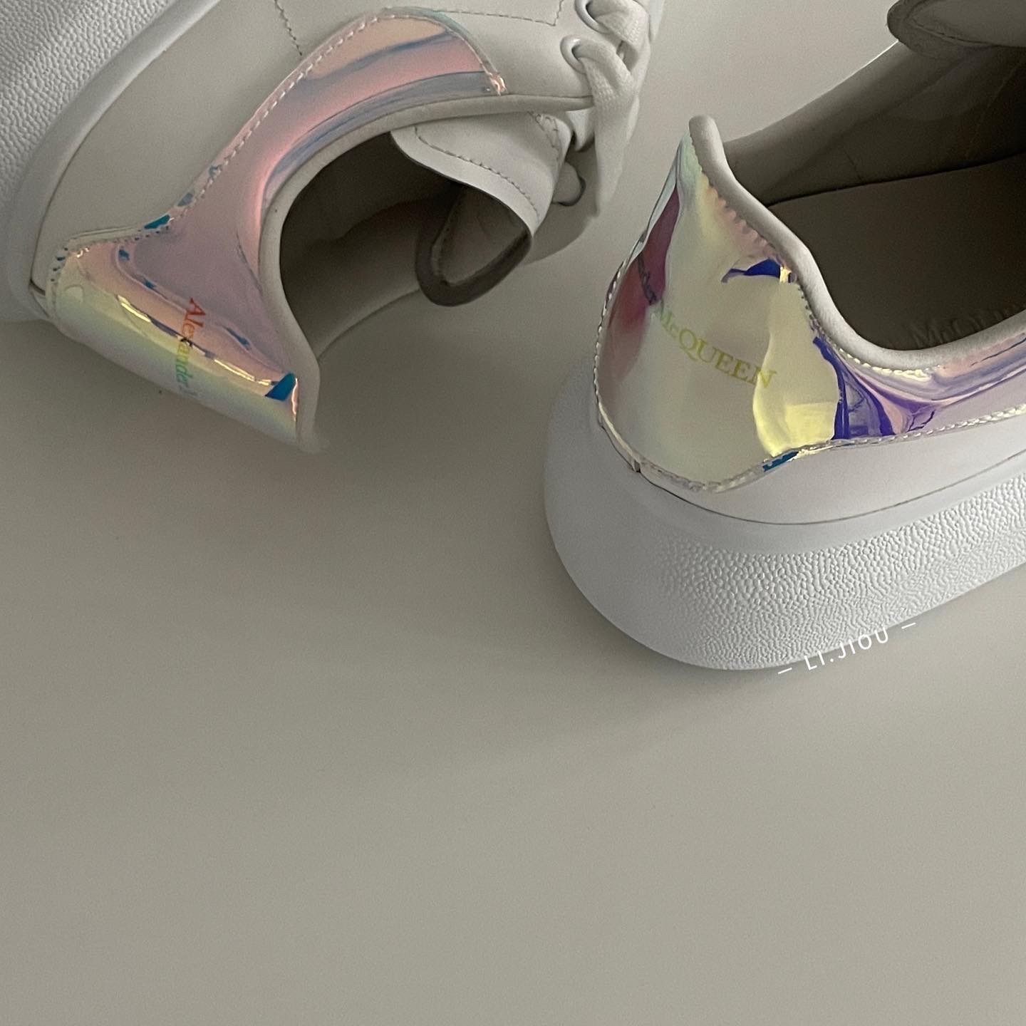 Alexander McQueen 小白鞋 炫彩鐳射尾