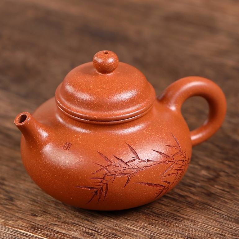 【容天】--在氣韻飽滿的壺身上添加一微微矮頸，壺蓋增高成半球狀，平添拙樸童趣