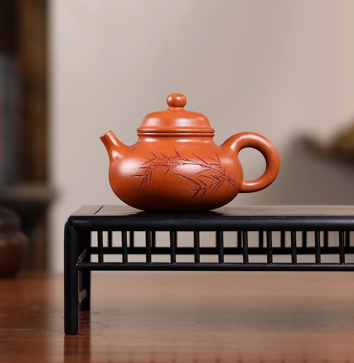 【容天】--在氣韻飽滿的壺身上添加一微微矮頸，壺蓋增高成半球狀，平添拙樸童趣