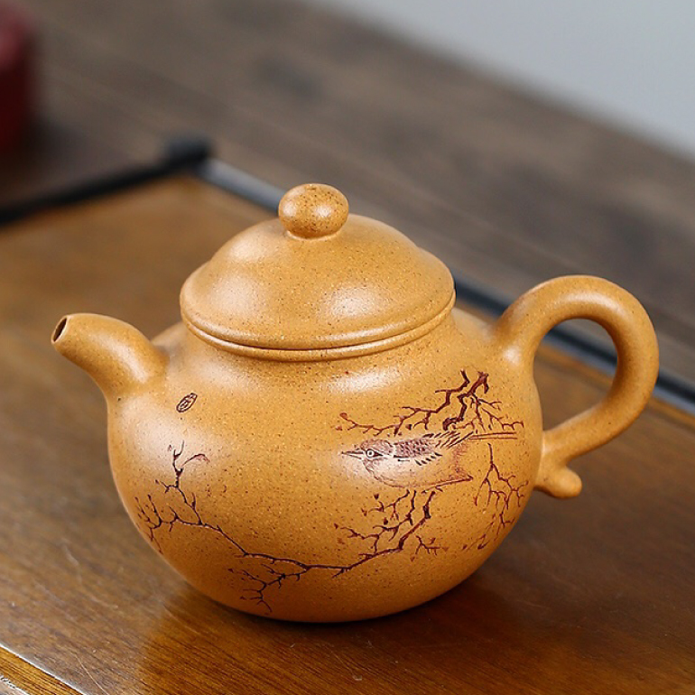 【蓮子】--造型豐滿，腹提得起來，底收得有力，恰形成虛的空間以緩衝身桶的厚重，美觀大方