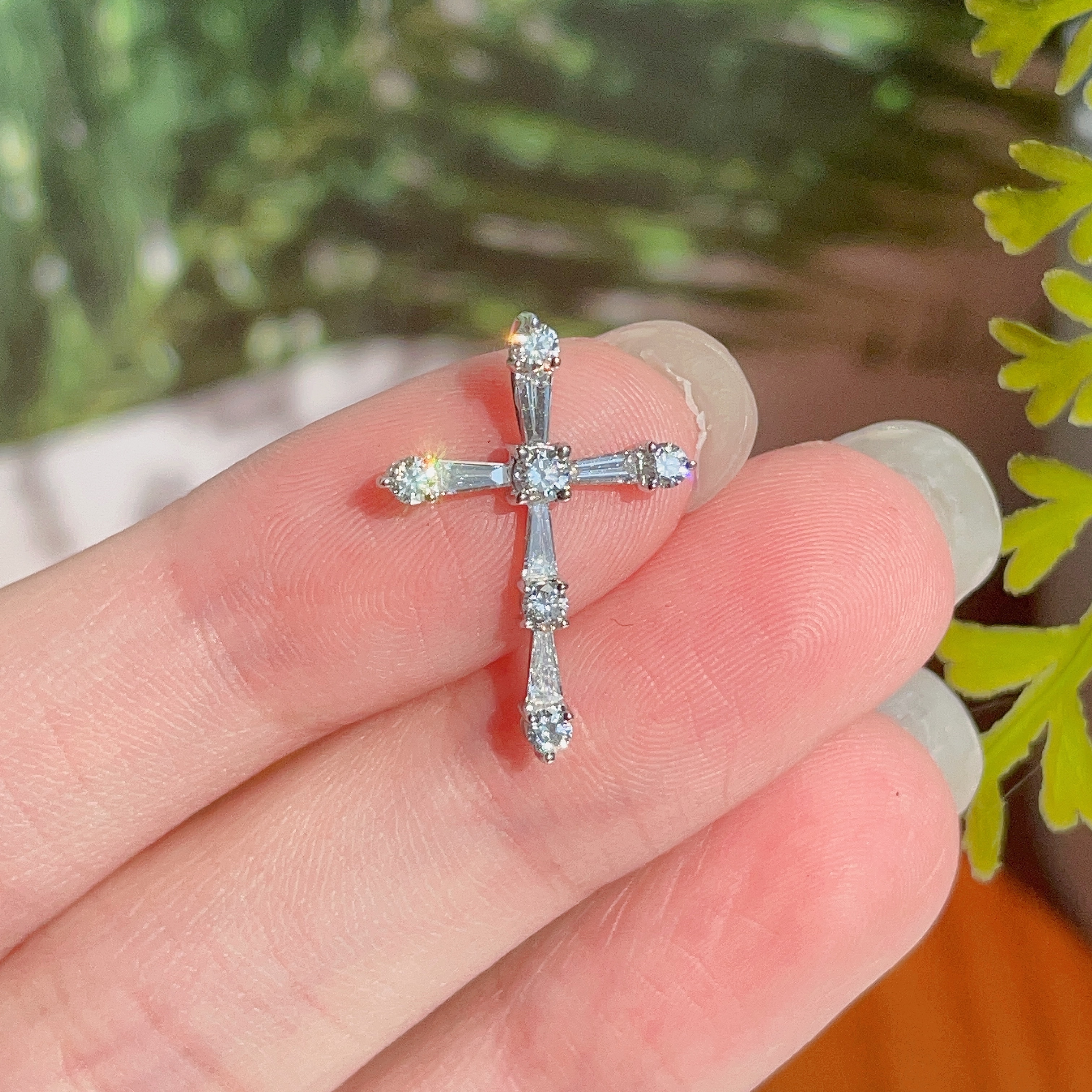 18K金鑽石十字架吊墜 - 圓鑽+梯方鑽