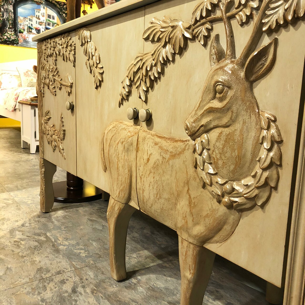 麋鹿造型三門櫃