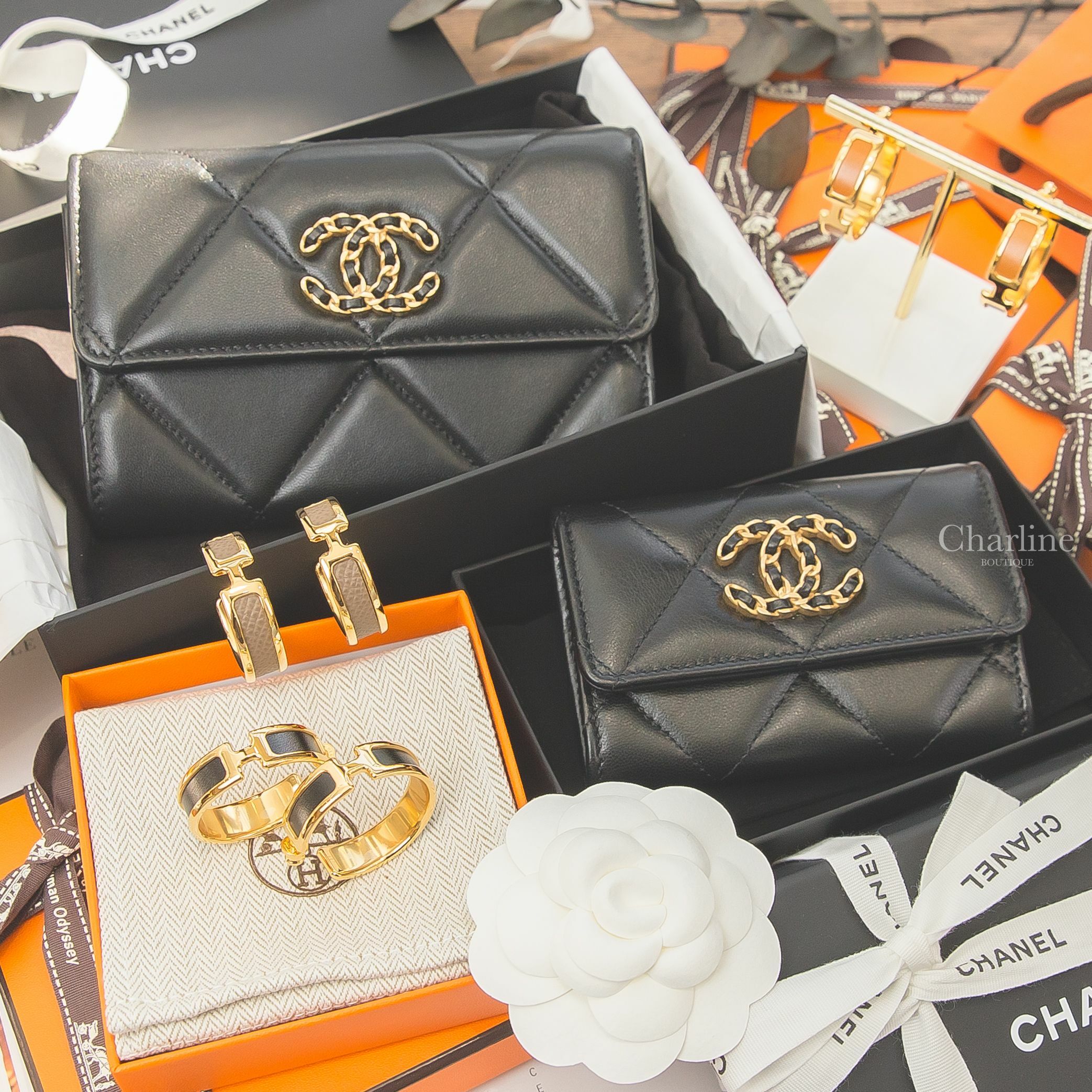 Hermès Earrings 黑色小牛皮金色H圓圈耳環,大象灰小牛皮金色H圓圈耳環,焦糖色小牛皮金色H圓圈耳環,Chanel 黑色金鍊帶CC大菱格羊皮前釦式零錢包,黑色金CC大菱格羊皮前釦式中夾-Charline Boutique 精品代購