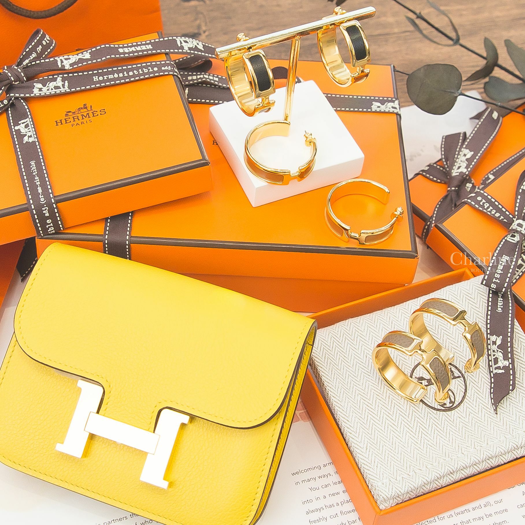 Hermès U刻那不勒斯黃金釦短夾,黑色小牛皮金色H圓圈耳環,Olympe Earrings 大象灰小牛皮金色H圓圈耳環,Olympe Earrings 焦糖色小牛皮金色H圓圈耳環-Charline Boutique 精品代購