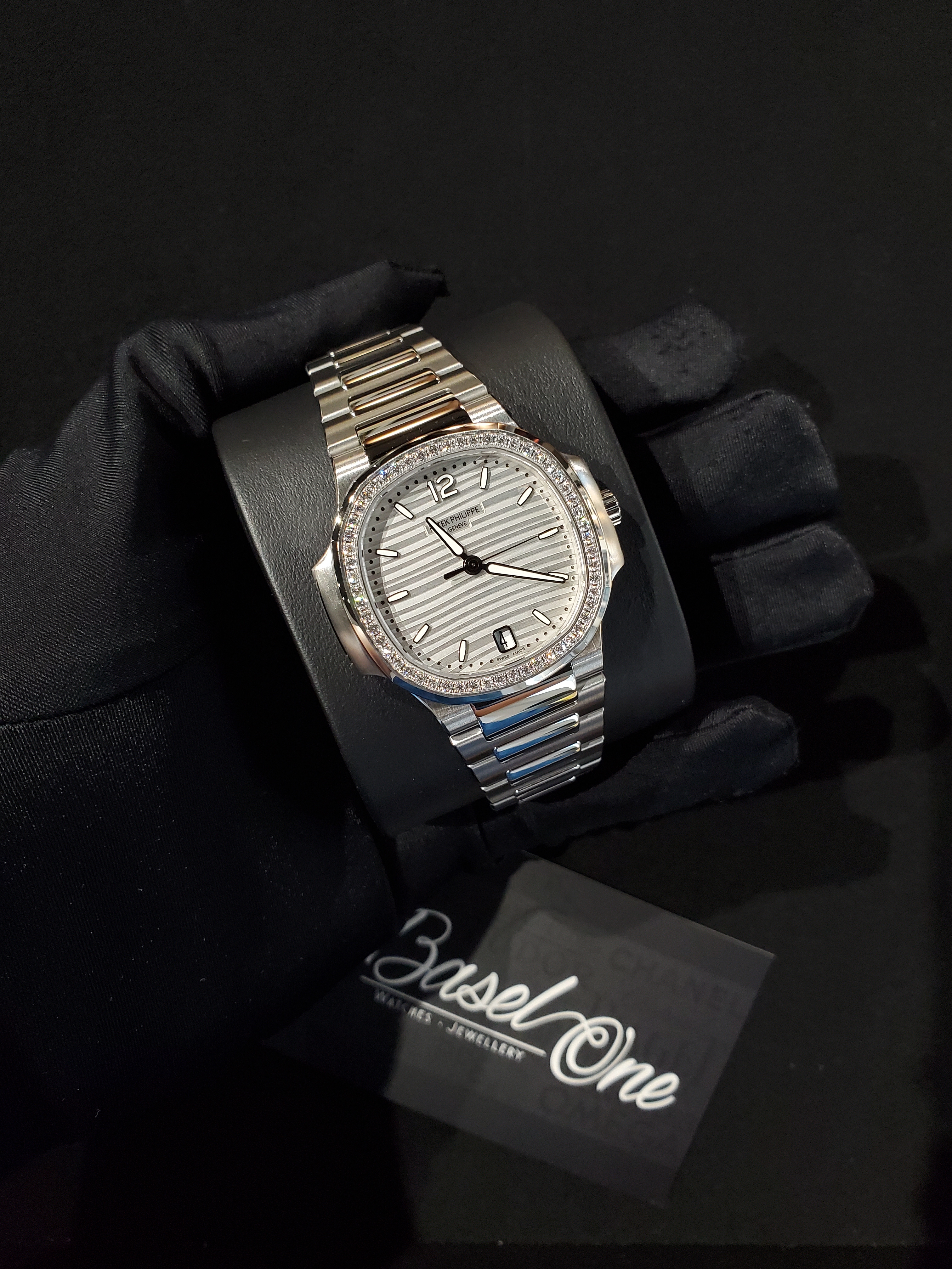 BRAND NEW 7118/1200A-010 7118 PATEK PHILIPPE NAUTILUS WHITE DIAL STEEL SELF-WINDING 35 MM