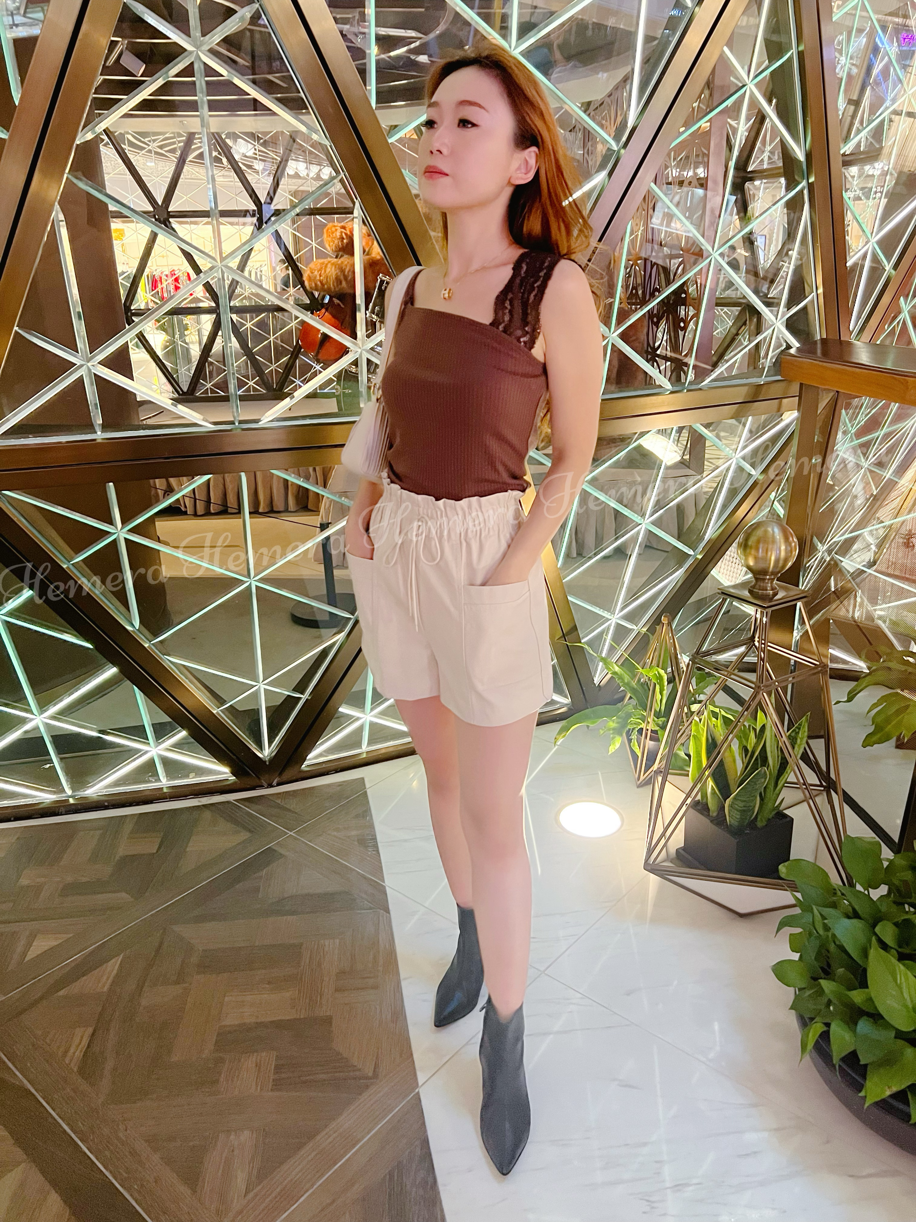 超顯瘦白色A Line cutting 仿皮短褲 PT22S1020