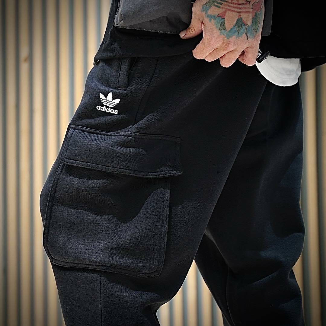 【adidas ESSENTIALS CP 口袋工裝棉長褲 - 黑 】