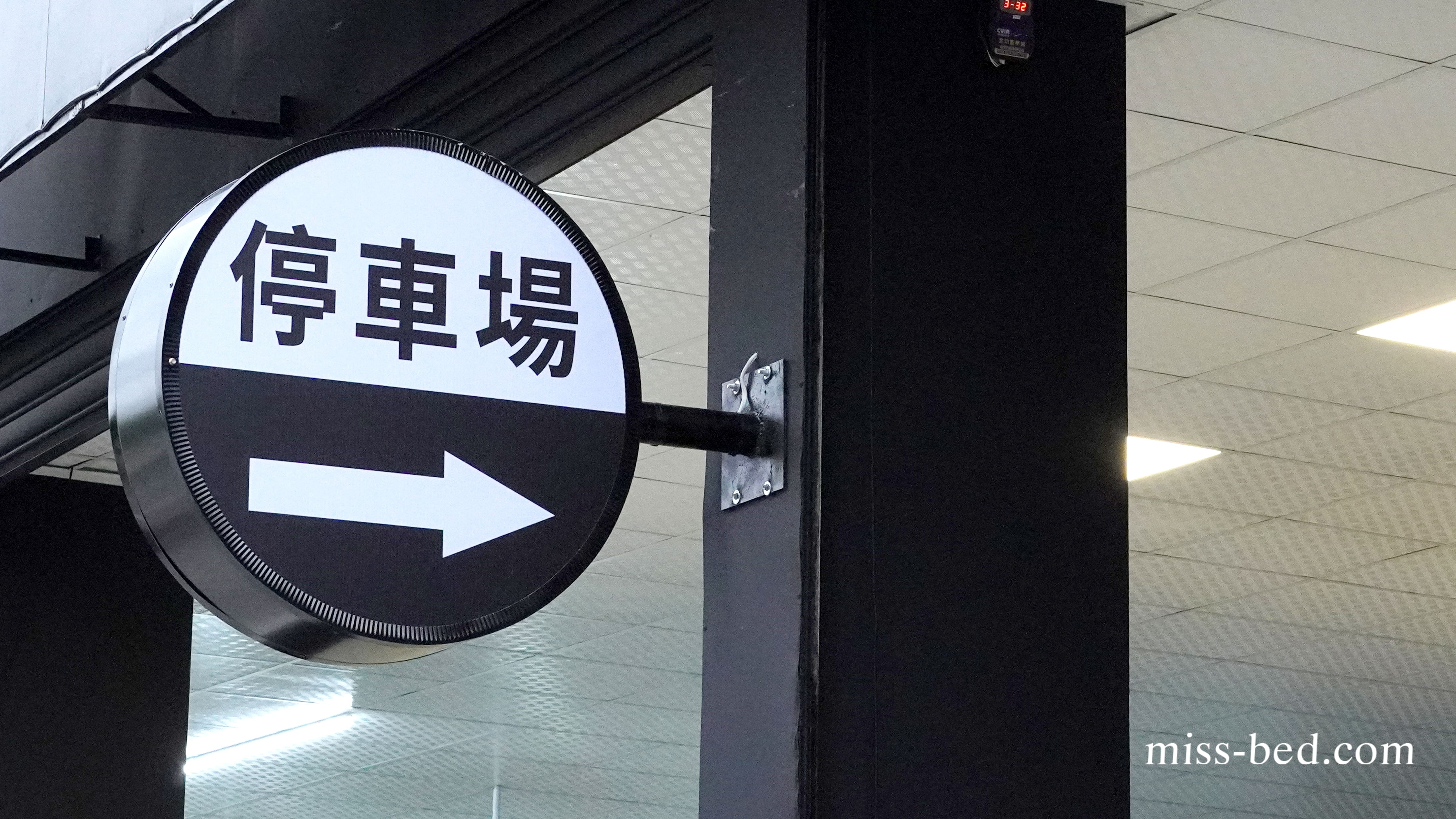 眠床小姐桃園館的地址在桃園市桃園區幸福路77號，地下一樓即是地下停車場。