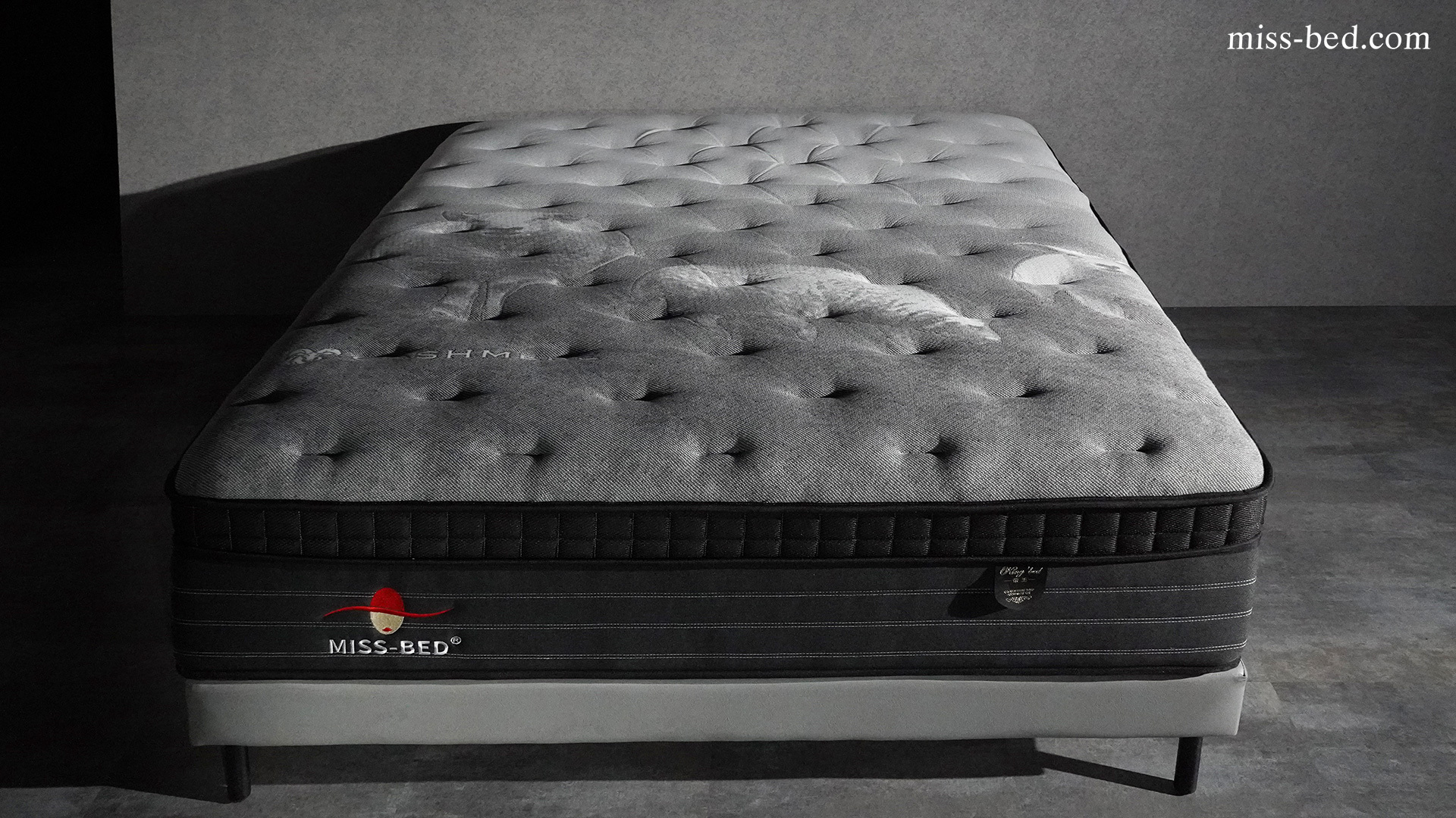 頂級獨立筒床墊駕到，King帝王床墊滿足你的需求，表層採用克什米爾羊毛，羊毛吸濕性佳 , 溫度調節性能良好，屬於冬暖夏涼的材質。表層上的羊圖案造型，為床墊添加更加高貴優雅的質感。