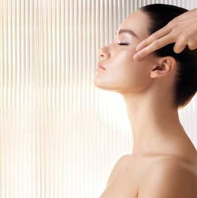 用合適的隔離乳做好妝前打底，底妝輕鬆服貼不脫妝！赫蓮娜隔離乳推薦