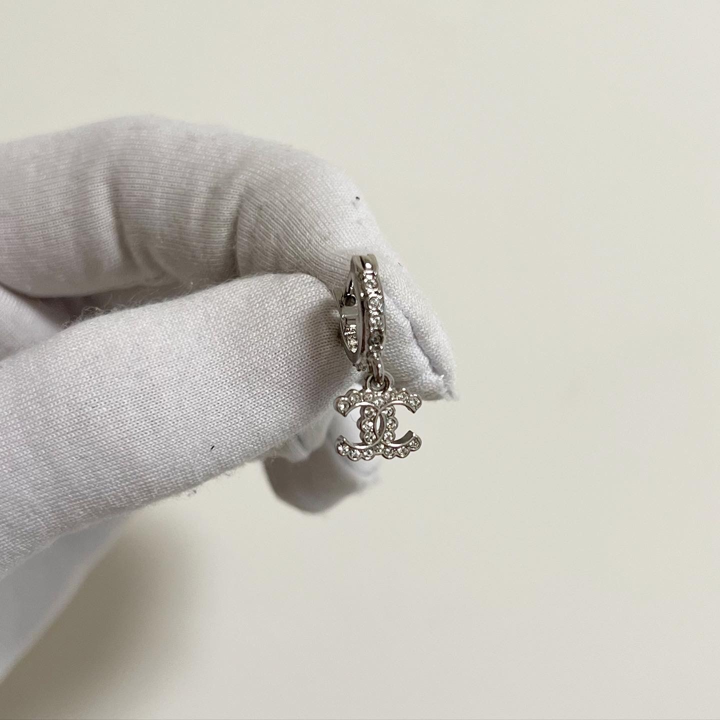 【超美品】CHANEL 虹色アクリルリング 全新CHANEL耳環1x2cm 金色雙C 垂吊白色透明水晶,香奈兒EARRINGS