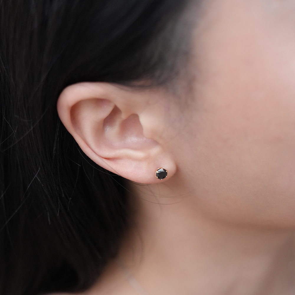 A032 格雷印記 | 18K金爪鑲黑鋯石耳環