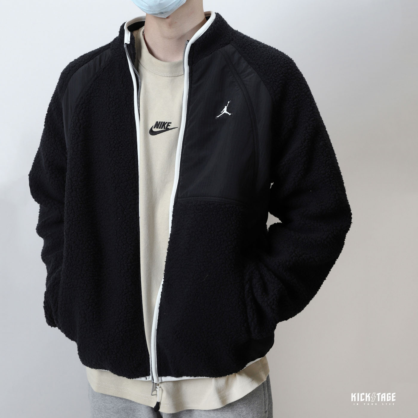 **特價商品售出不退換**男款 JORDAN FLEECE JACKET 黑白 AJ刺繡LOGO 搖粒絨 抗撕裂 異材質拼接 滾邊 保暖 立領外套【DV1584-010】
