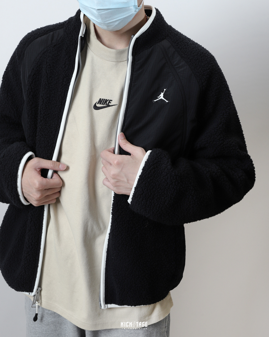 **特價商品售出不退換**男款 JORDAN FLEECE JACKET 黑白 AJ刺繡LOGO 搖粒絨 抗撕裂 異材質拼接 滾邊 保暖 立領外套【DV1584-010】