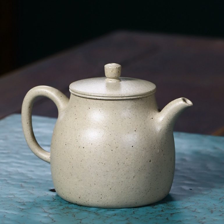 【汲韻壺】-- 此壺是用上了原礦本山綠加手工薄胚成型，做工細膩，一絲不苟。