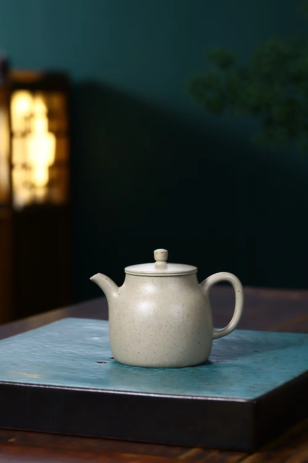 【汲韻壺】-- 此壺是用上了原礦本山綠加手工薄胚成型，做工細膩，一絲不苟。