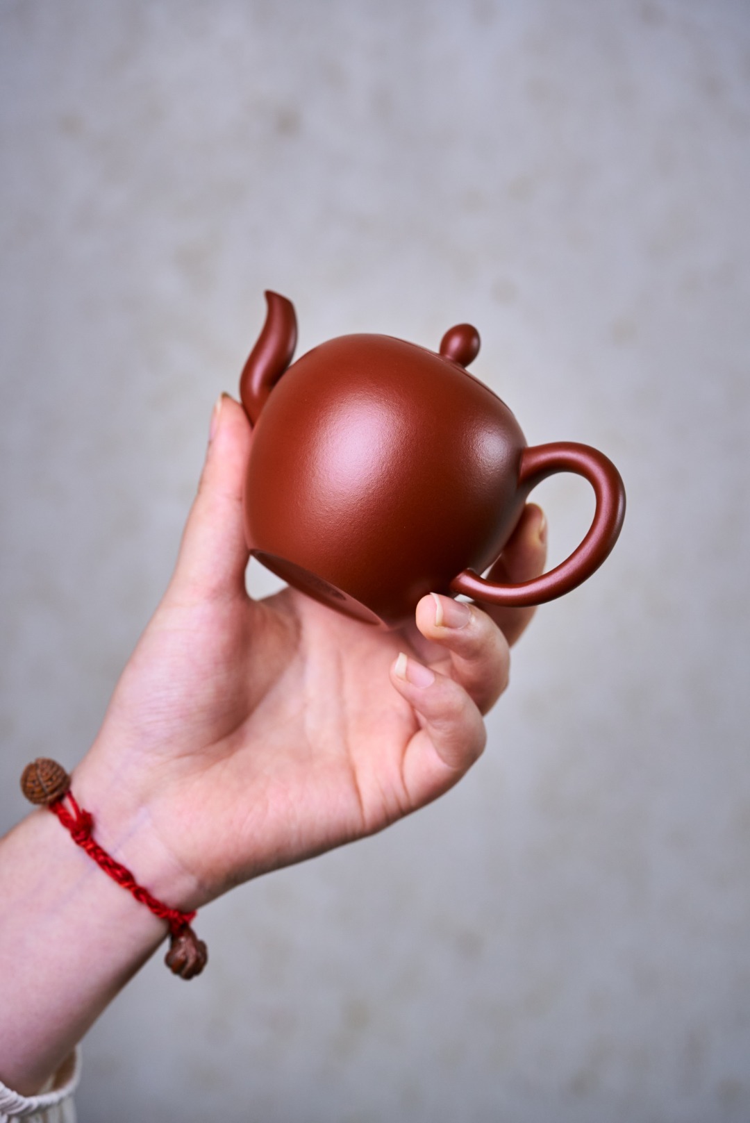 【美人肩】--壺蓋到壺身的過渡較為和緩，形成美女的削肩，壺體上豐下斂，亭亭玉立