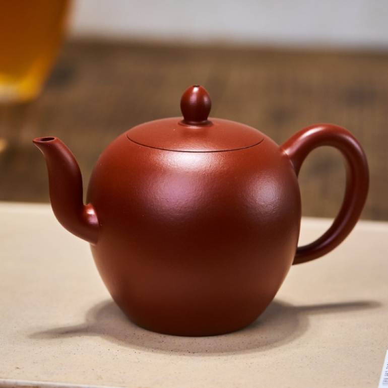 【美人肩】--壺蓋到壺身的過渡較為和緩，形成美女的削肩，壺體上豐下斂，亭亭玉立