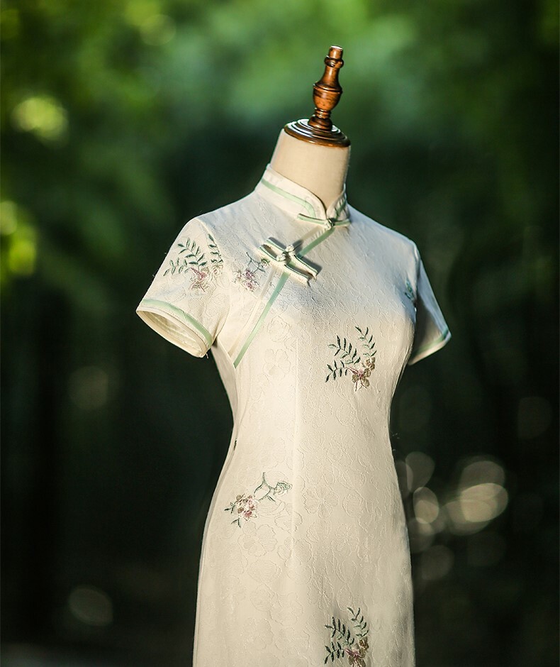 Xiu Ya Floral Embossed Mandarin Collar Cheongsam
