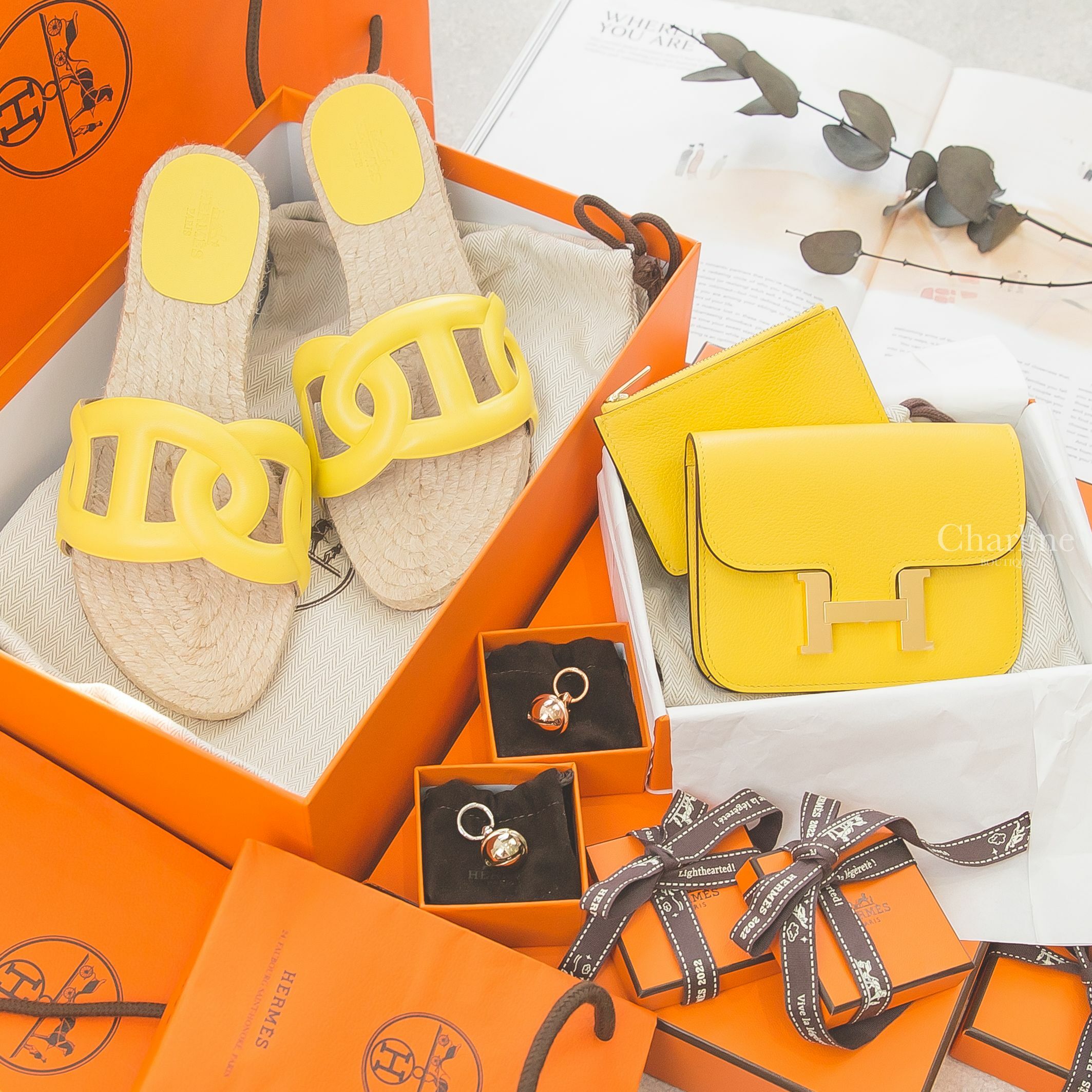 Hermès Constance Slim U刻那不勒斯黃金釦短夾,Hermès Famosa Espadrille 薑黃色山羊皮θ草編平底拖鞋,銀色扣環金色鈴鐺絲巾扣環,玫瑰金鈴鐺絲巾扣環-Charline Boutique 精品代購