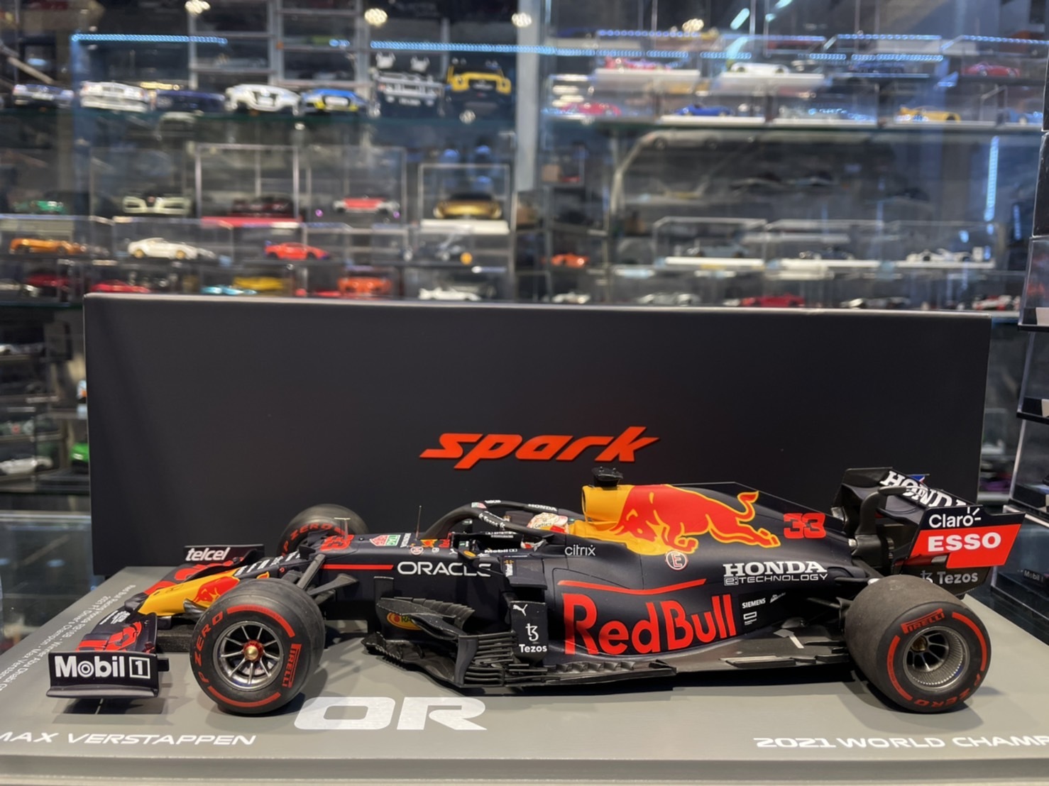 Red Bull Honda RB16B 33 F1 Winner Grand Prix de Monaco 2021 Max Verstappen  with pitboard Spark 18S595 - Miniatures Autos Motos