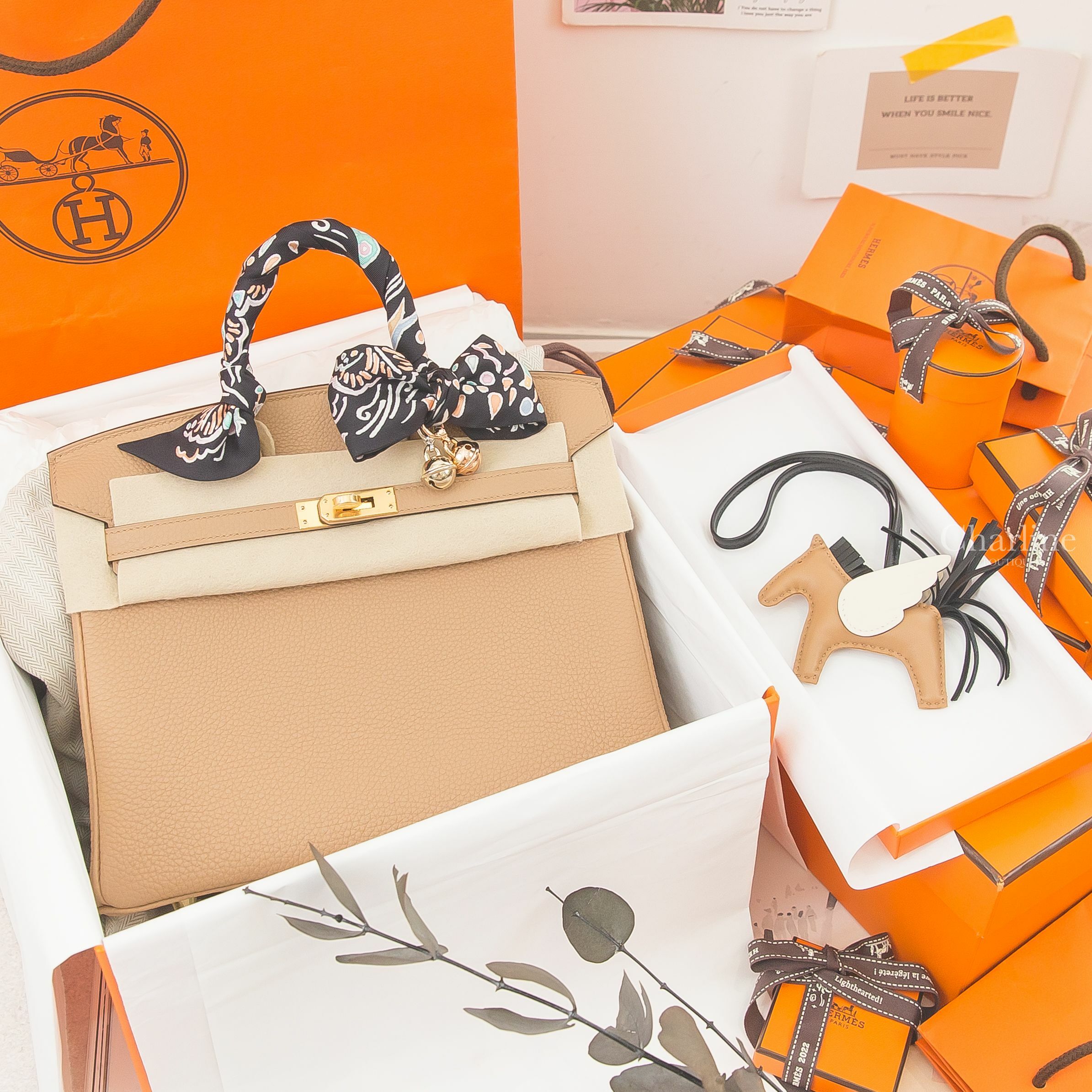 Hermès 玫瑰金鈴鐺絲巾扣環,Hermès 銀色扣環金色鈴鐺絲巾扣環,Hermès Birkin 25cm U刻馬薩拉茶色金釦鉑金包,Hermès 馬薩拉茶色/奶油白/黑色小型飛馬吊飾-Charline Boutique 精品代購