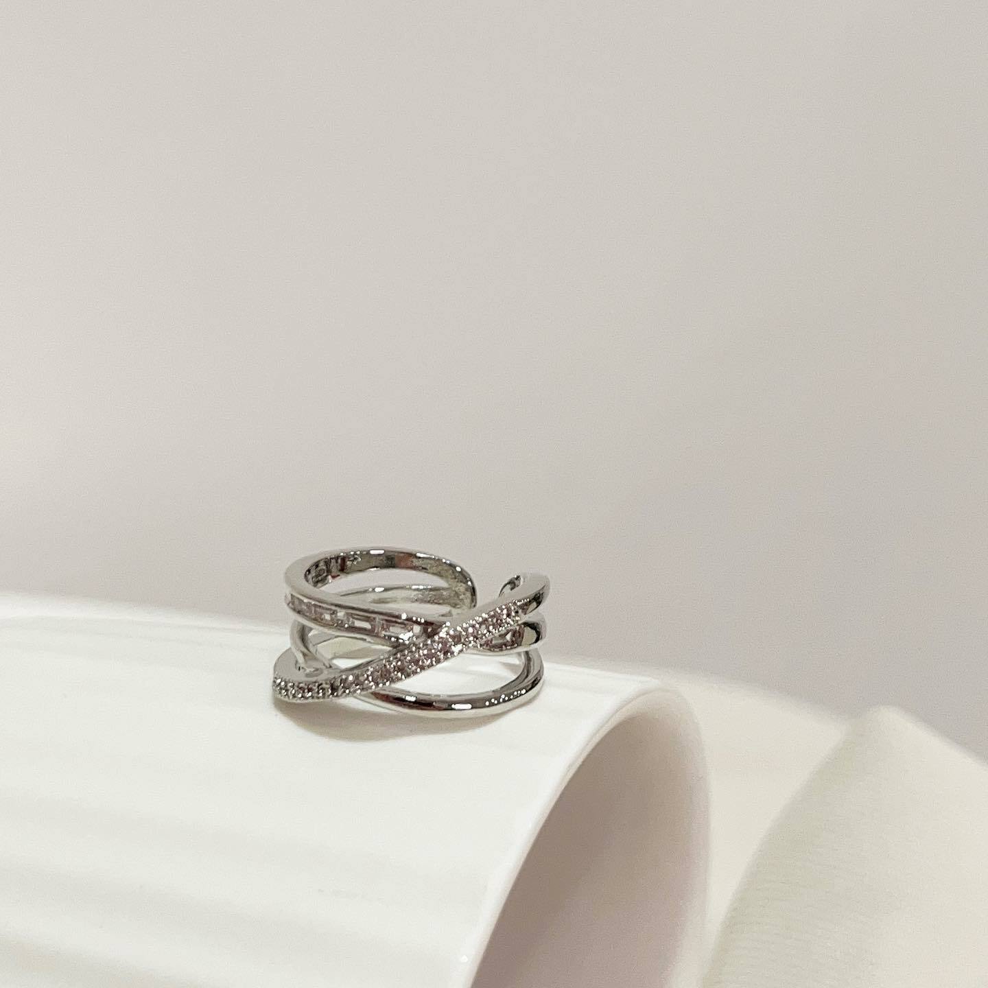 韓國鋯石交錯線條戒指