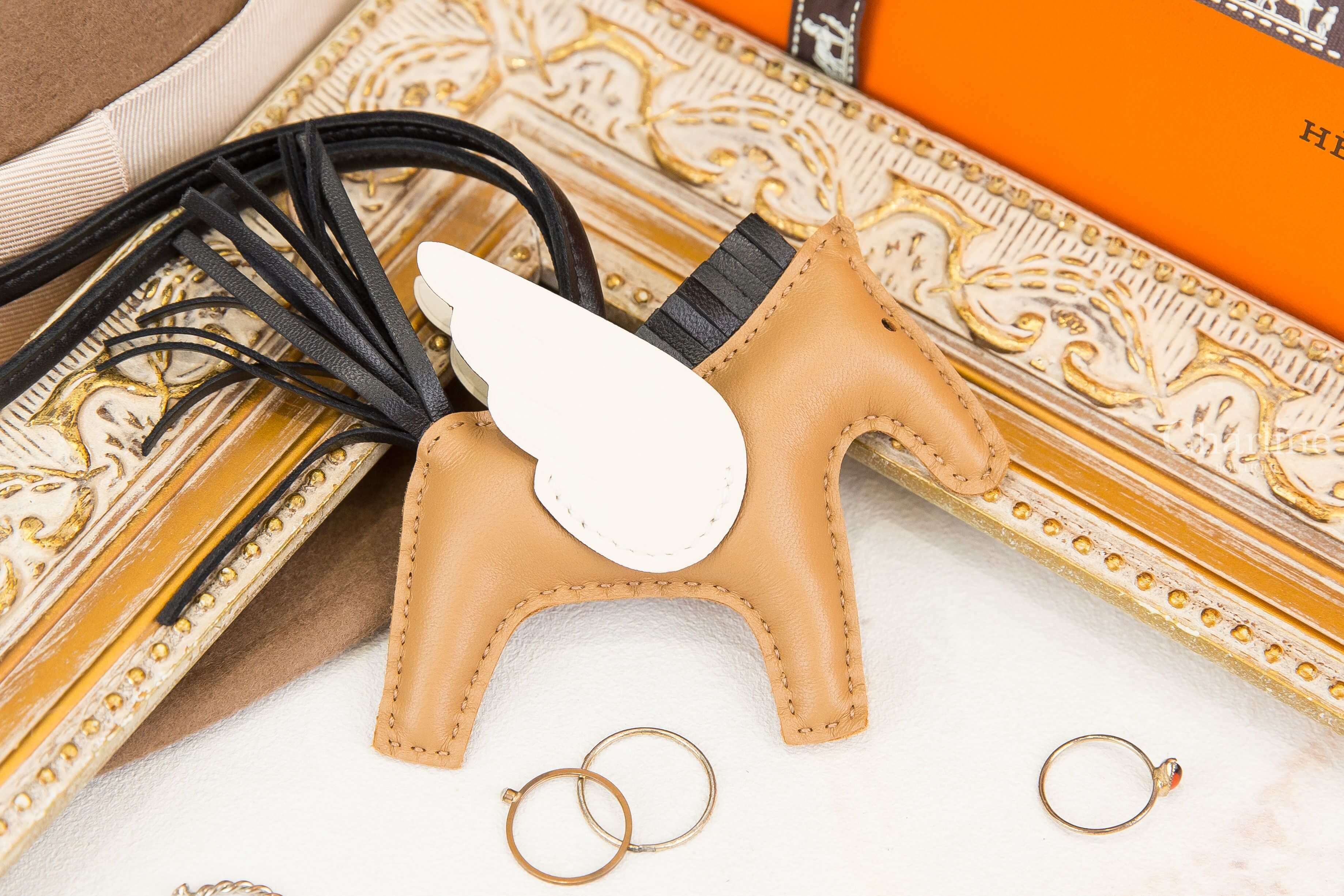 Hermès Rodeo PM Pegase 馬薩拉茶色/奶油白/黑色小型飛馬吊飾-Charline Boutique 精品代購