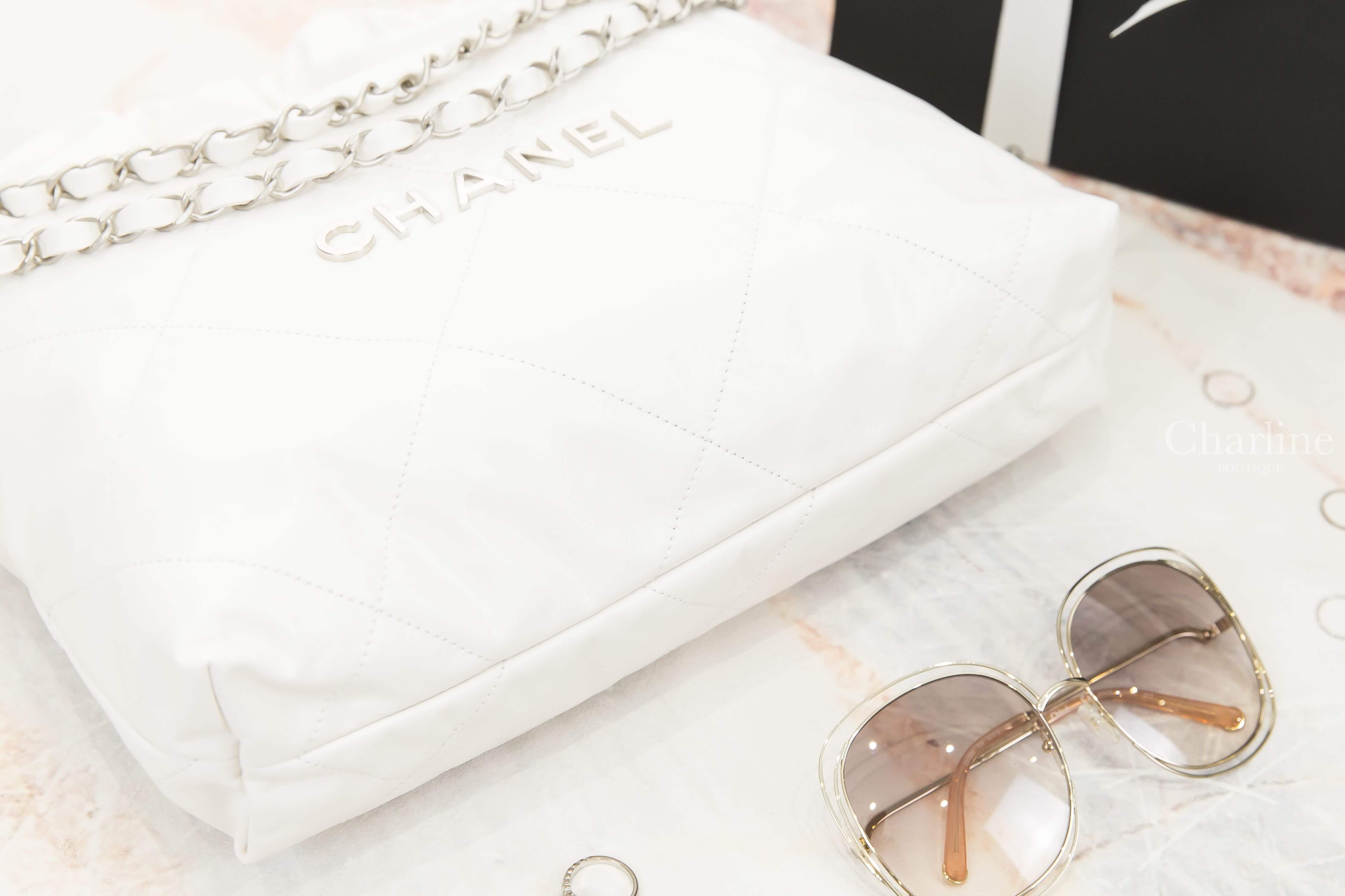 Chanel Chanel 22 Small Handbag 白色銀字徽章鍊帶小型牛皮大菱格紋肩背包-Charline Boutique 精品代購