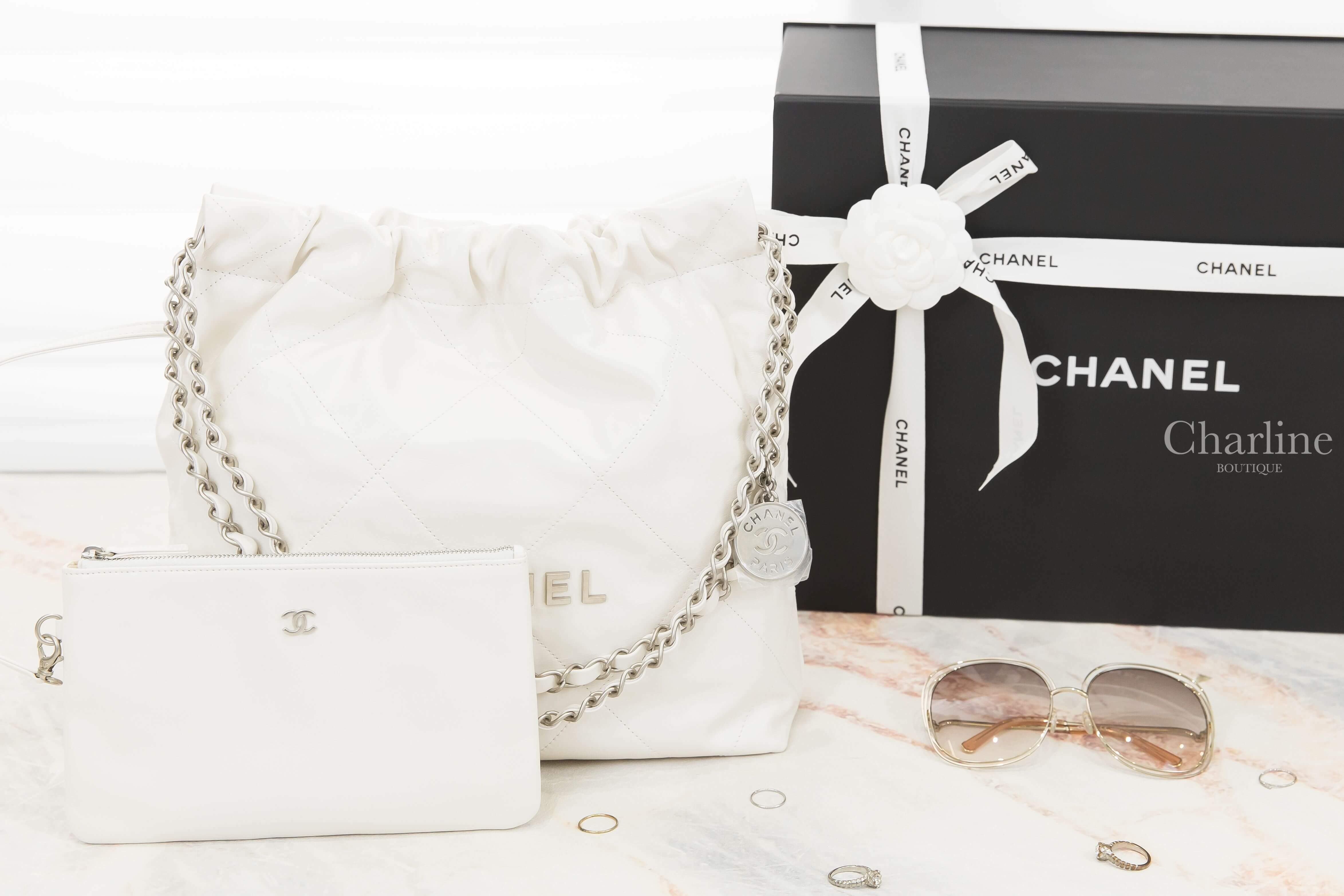 Chanel Chanel 22 Small Handbag 白色銀字徽章鍊帶小型牛皮大菱格紋肩背包-Charline Boutique 精品代購