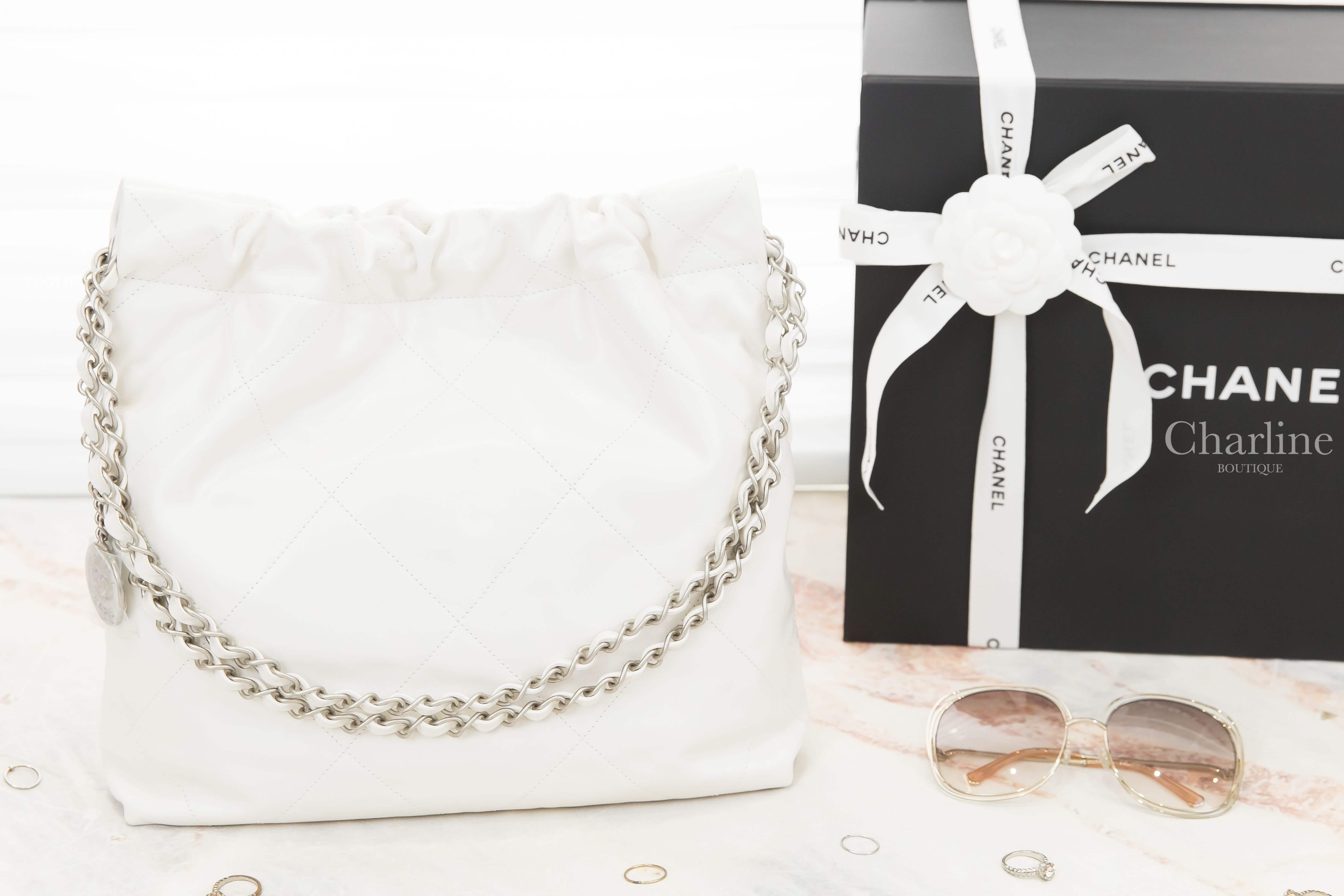 Chanel Chanel 22 Small Handbag 白色銀字徽章鍊帶小型牛皮大菱格紋肩背包-Charline Boutique 精品代購