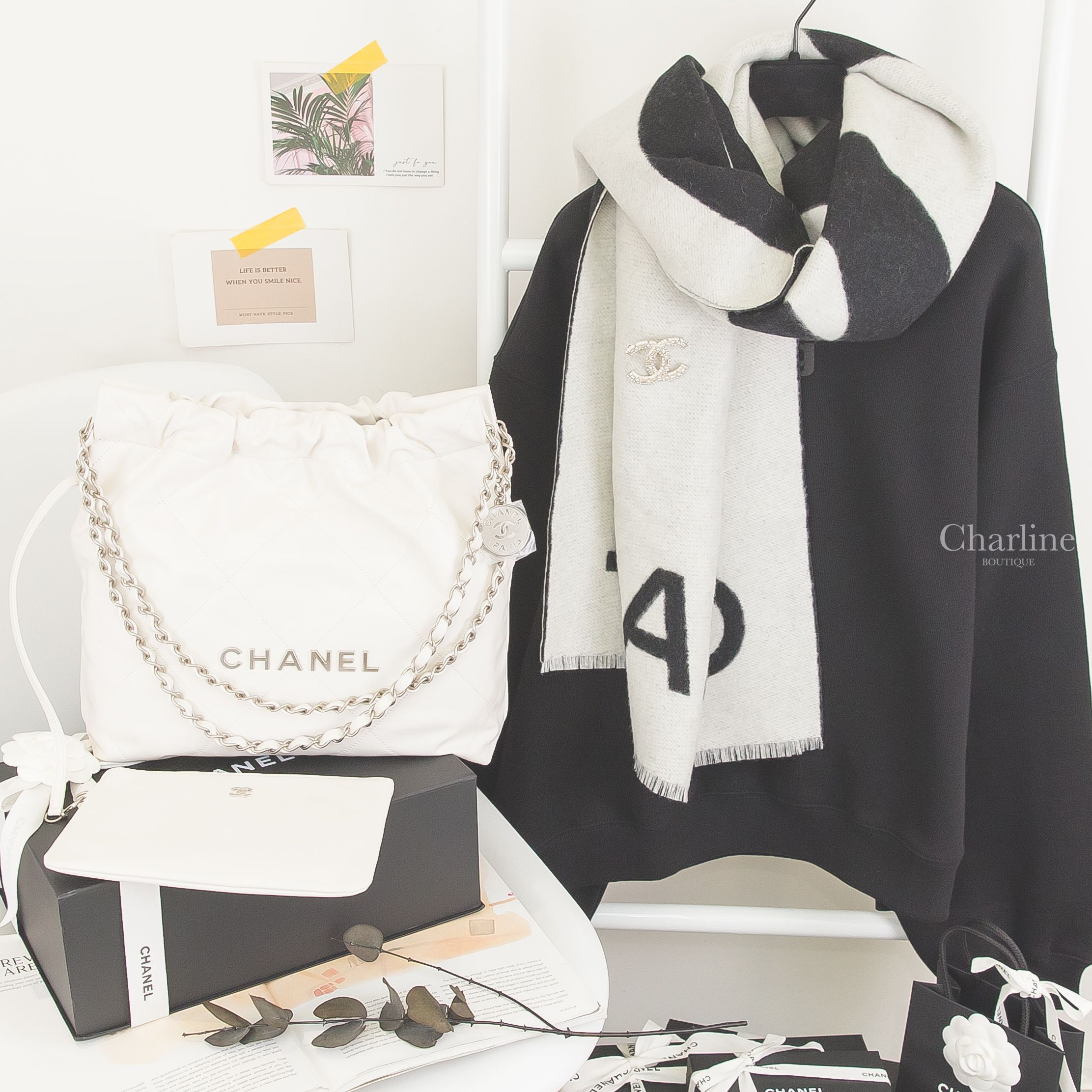 Chanel 白色銀字徽章鍊帶小型牛皮大菱格紋肩背包,Chanel 黑色/白色CC雙面喀什米爾圍巾,Chanel 金色方型水晶珍珠水鑽滾邊CC胸針-Charline Boutique 精品代購