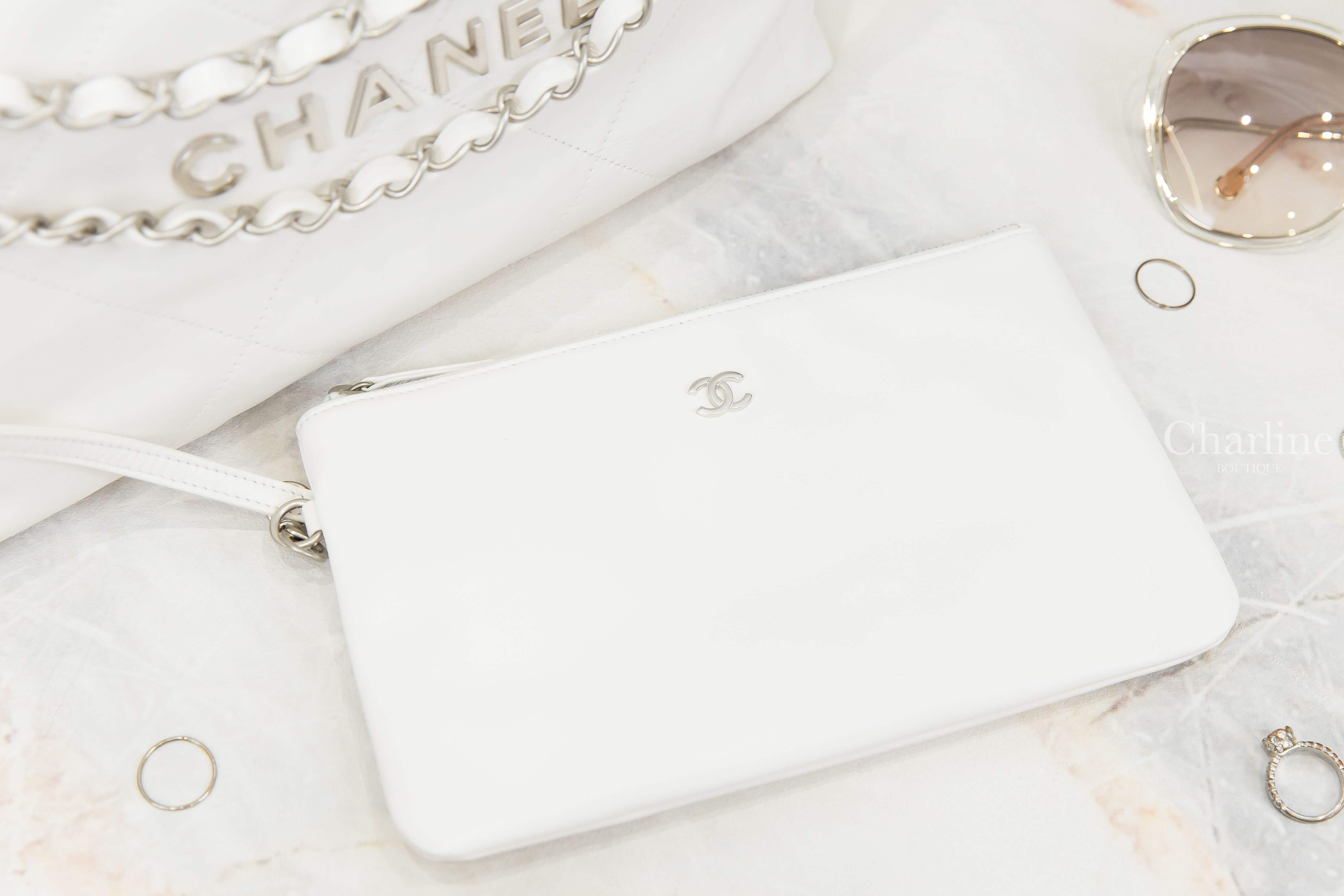 Chanel Chanel 22 Small Handbag 白色銀字徽章鍊帶小型牛皮大菱格紋肩背包-Charline Boutique 精品代購