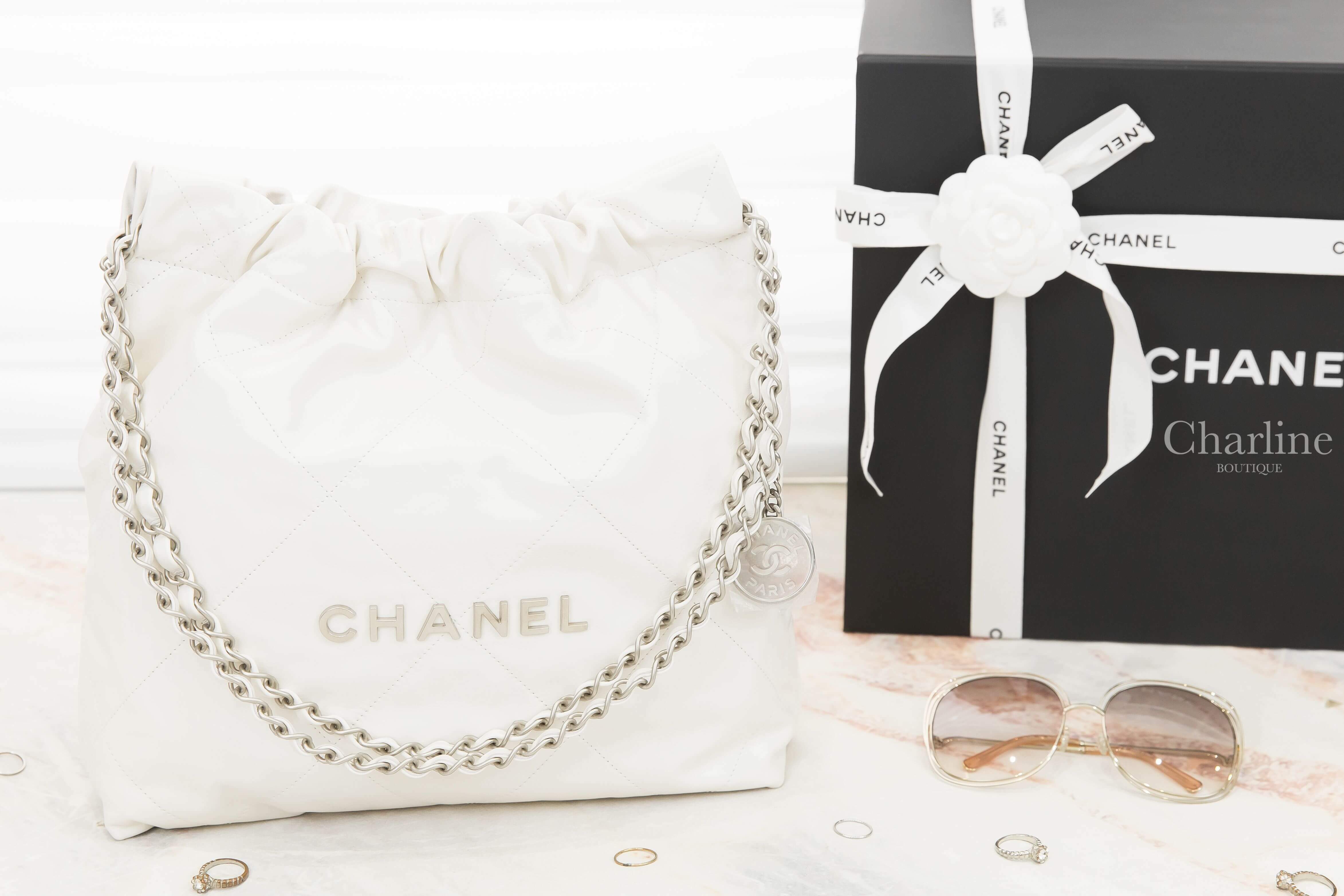 Chanel Chanel 22 Small Handbag 白色銀字徽章鍊帶小型小牛皮大菱格紋肩背包