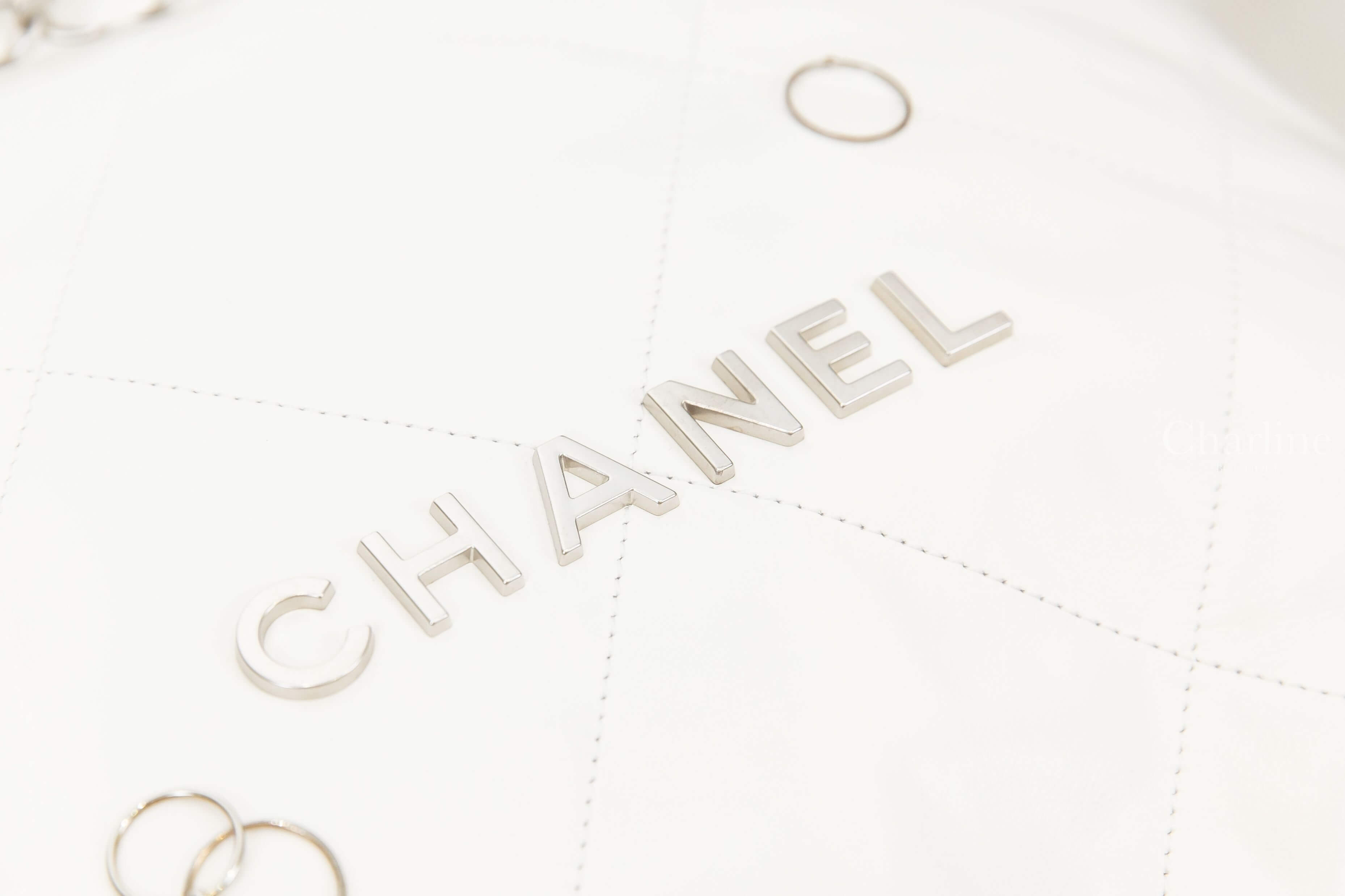 Chanel Chanel 22 Small Handbag 白色銀字徽章鍊帶小型小牛皮大菱格紋肩背包