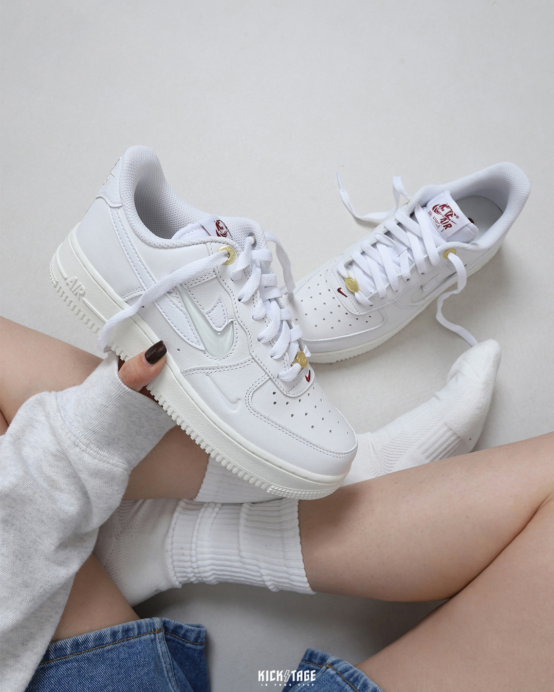 NIKE AIR FORCE 1 JOIN FORCES 全白果凍小勾白金鐵牌休閒鞋【DQ7664-100