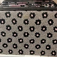 [S] KATE SPADE K8102 STACI HERRINGBONE FLO UNIVERSAL LPTP,BLACK MULITI, 196021133435 (SKS265)
