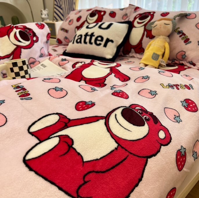 Hello Lotso Bear 草莓熊 加厚保暖 雙面絨 4件套 | 珊瑚絨 | 床上用品 (逢星期日截單後14-21個工作天發貨)