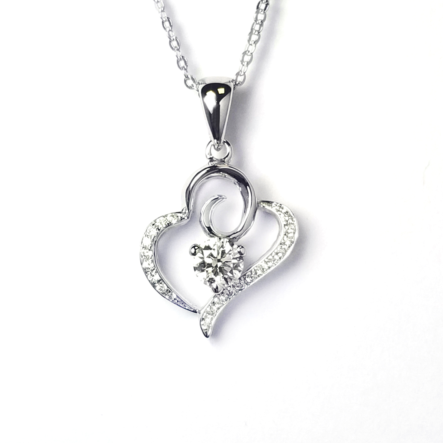 18K白金天然鑽石心形吊墜