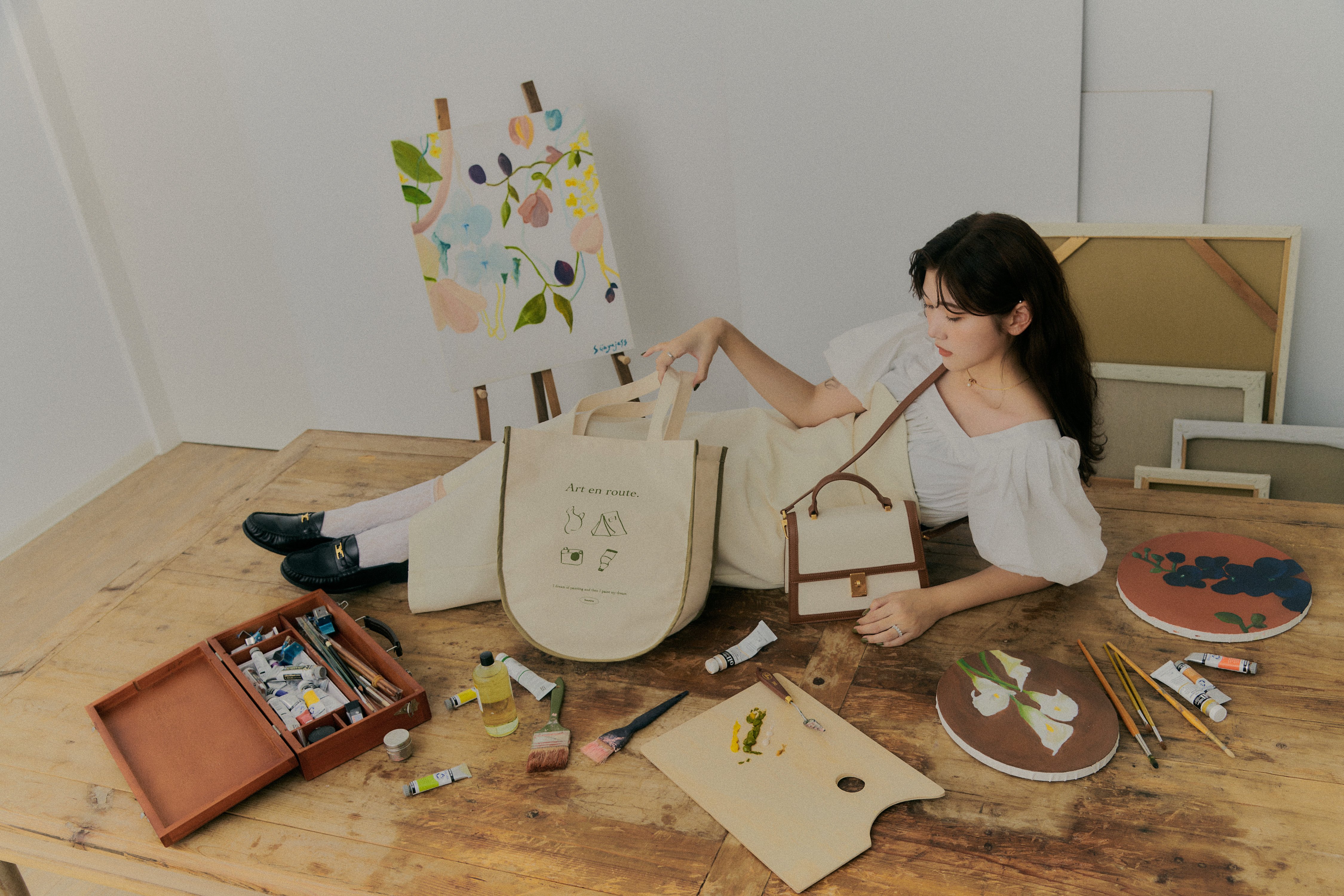 藉由俞丁對喜愛藝術的滿腔熱情，用藝術詮釋生活中的繽紛色彩