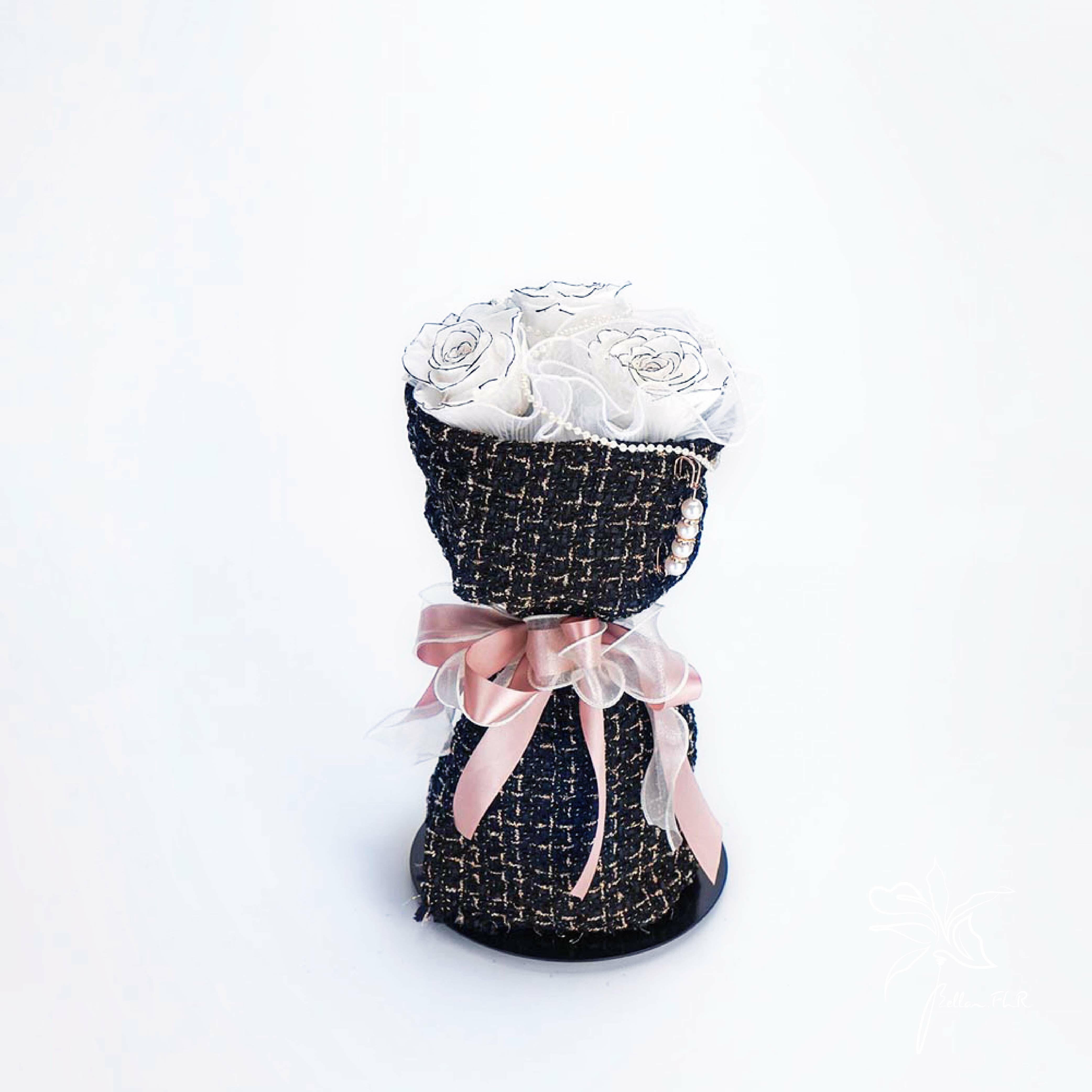 【就喜歡你香香的】3朵永生玫瑰花束-白黑滾邊