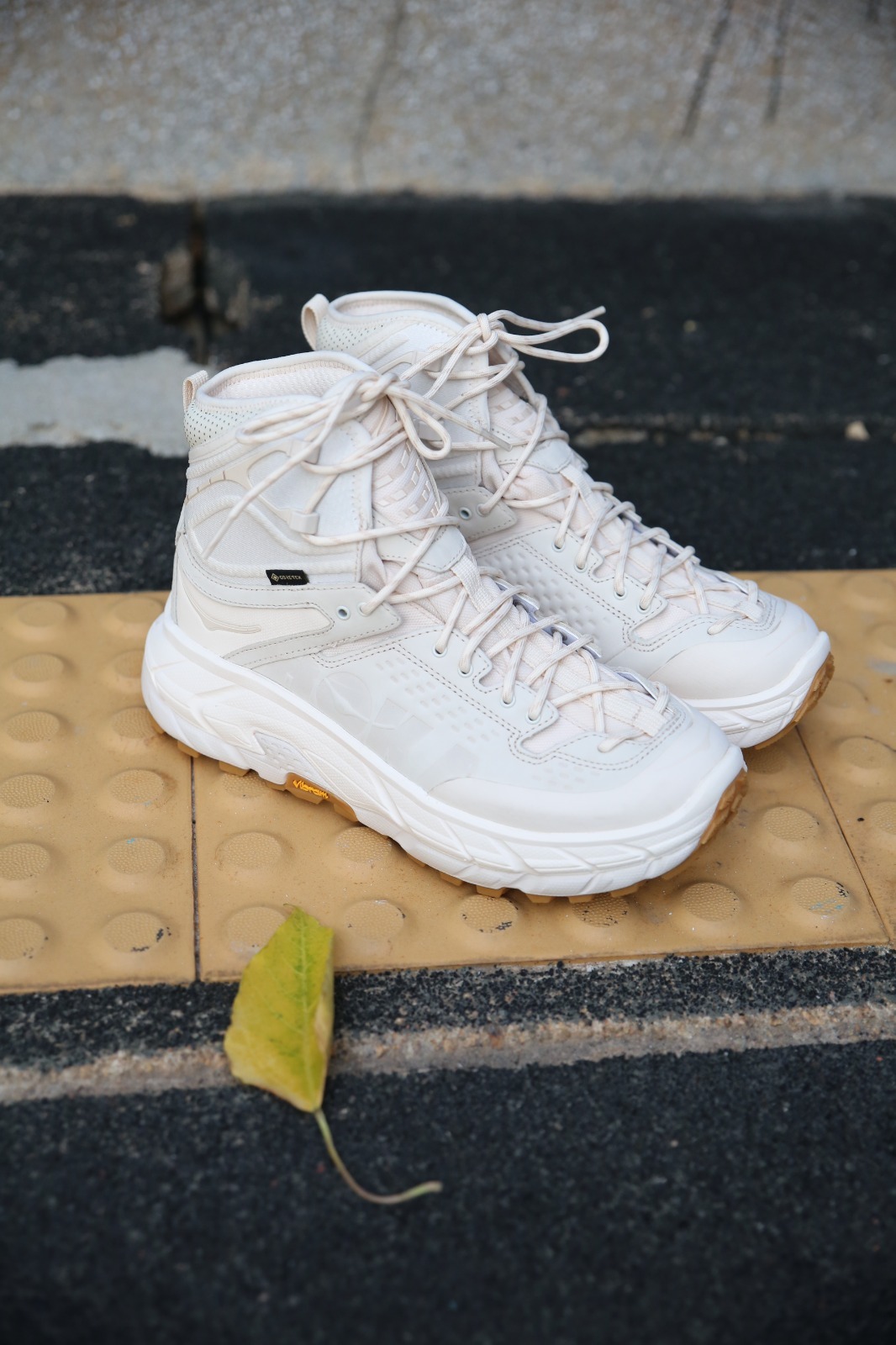 {現貨} HOKA ONE ONE ULTRA HI Gore-Tex "Eggnog"