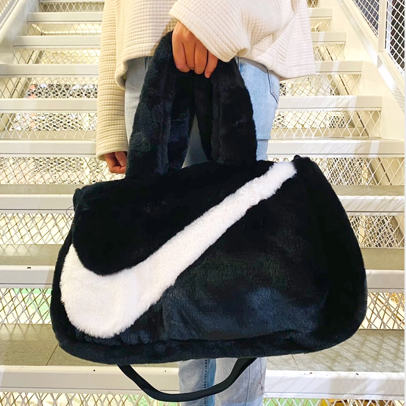 NIKE W NSW FX FUR TOTE 珊瑚絨 絨毛 大勾 黑色 包包 側背 手提 側肩 旅行包 提袋 DQ5804-010 [台灣現貨]