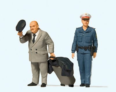 Preiser 44915 G scale Traveler and policewoman in blue uniform