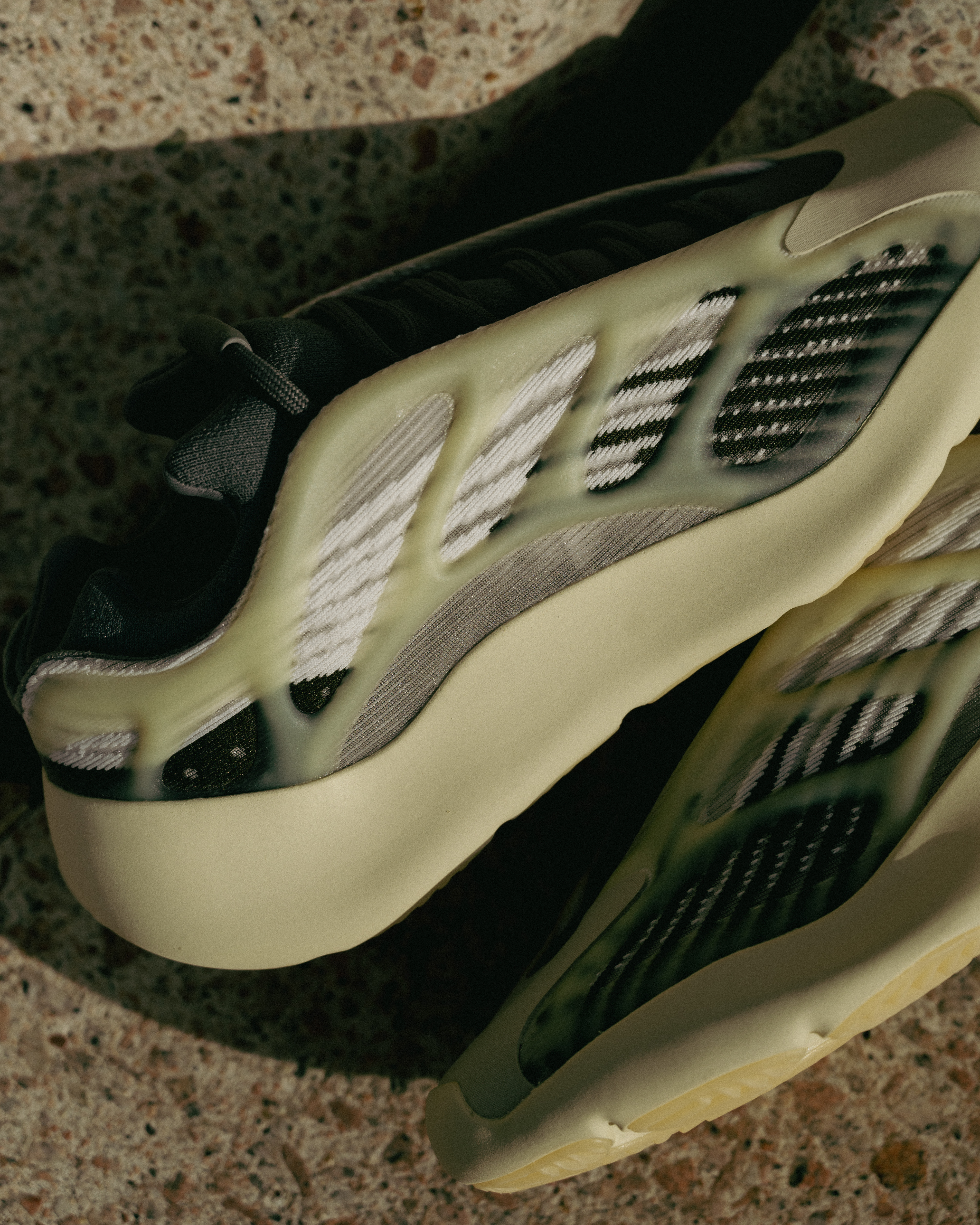 [現貨] Yeezy Boost 700v3 Fade Salt ID1674