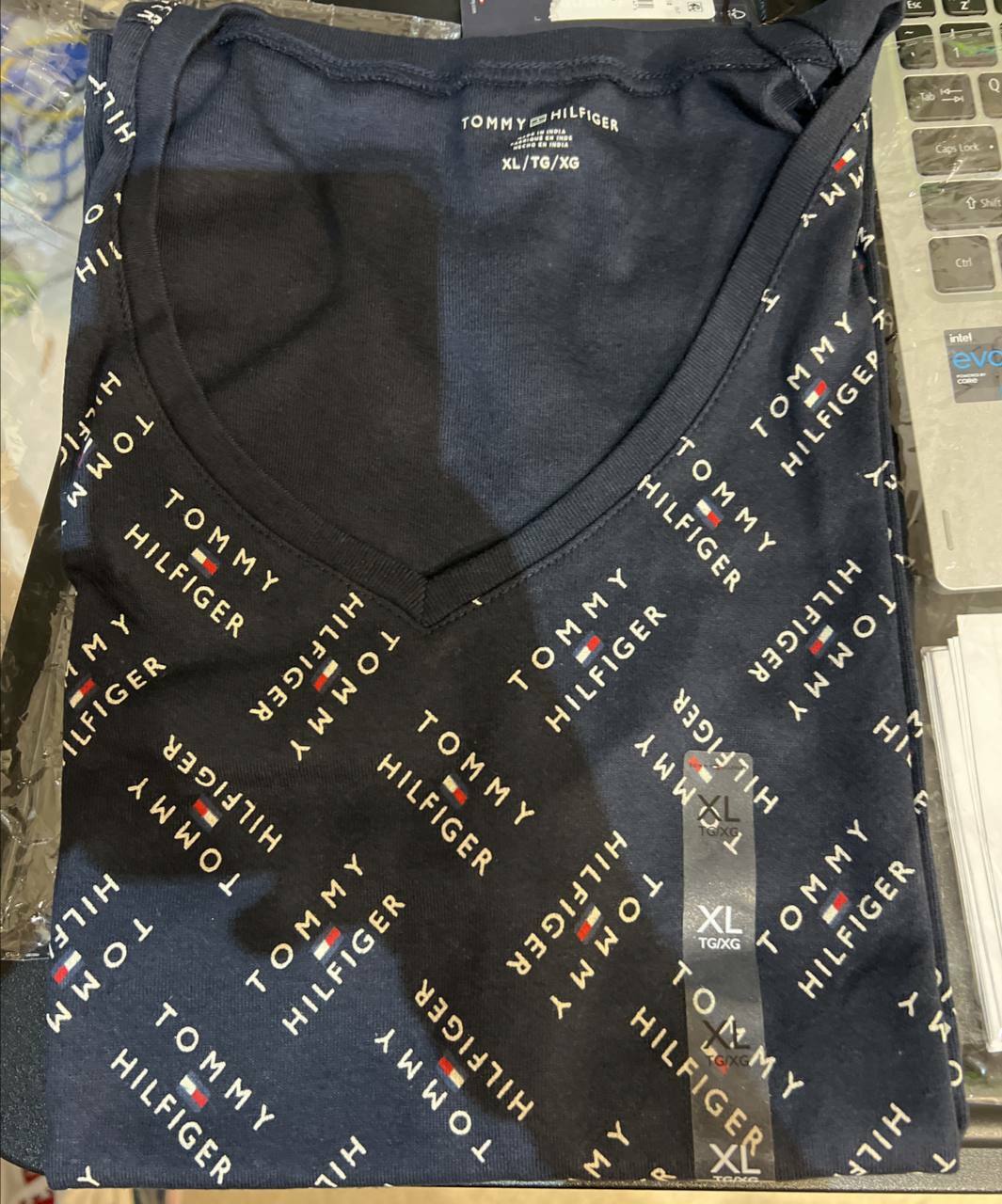 [S] TOMMY HILFIGER ESSENTIAL FAVORITE V-NECK LOGO T-SHIRT, NAVY, 76J1962410-D10 (STH45)