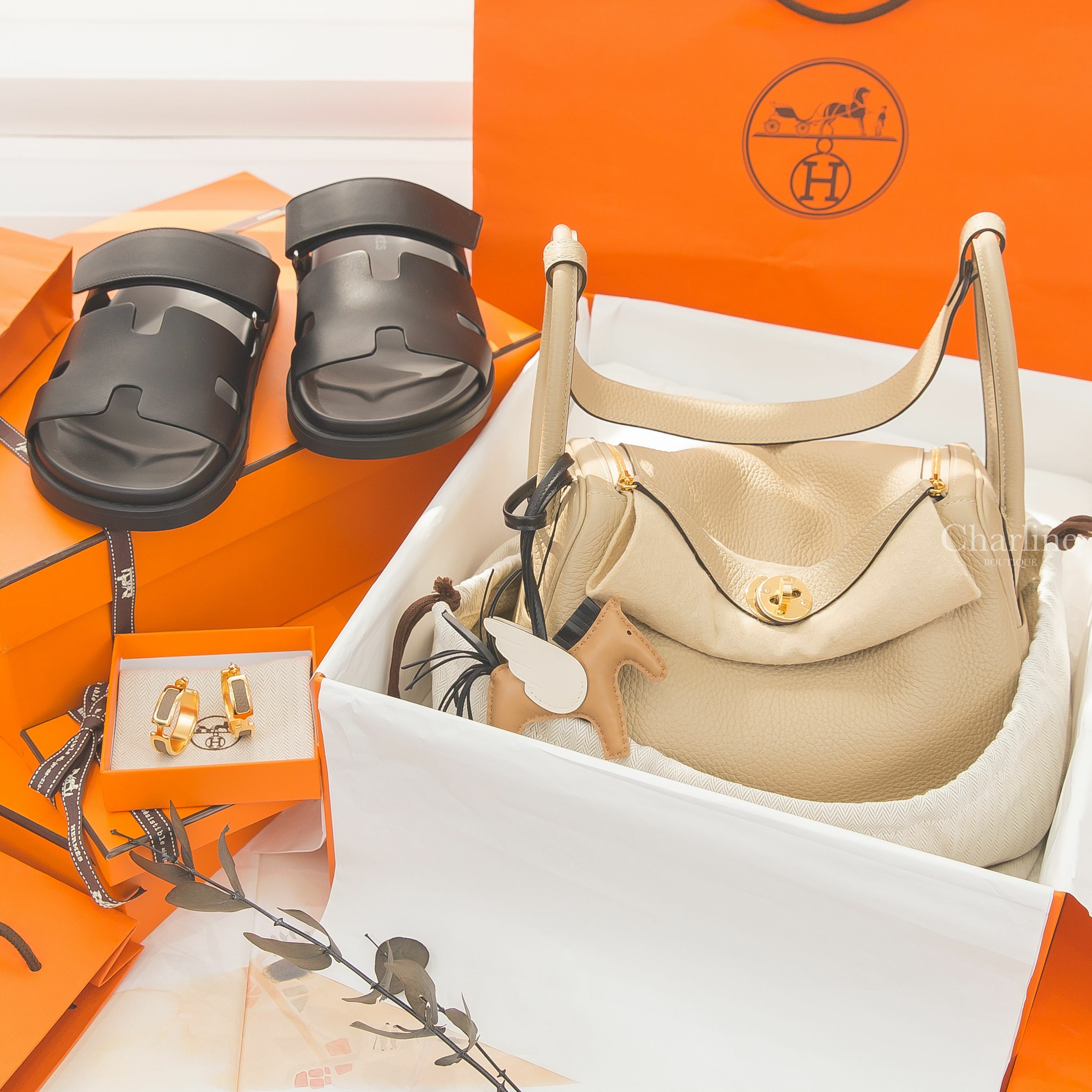 Hermès Lindy 26cm U刻風衣灰拼大象灰內裡金釦,馬薩拉茶色/奶油白/黑色小型飛馬吊飾,大象灰小牛皮金色H圓圈耳環,黑色小牛皮黑底魔鬼氈橡膠平底拖鞋-Charline Boutique 精品代購